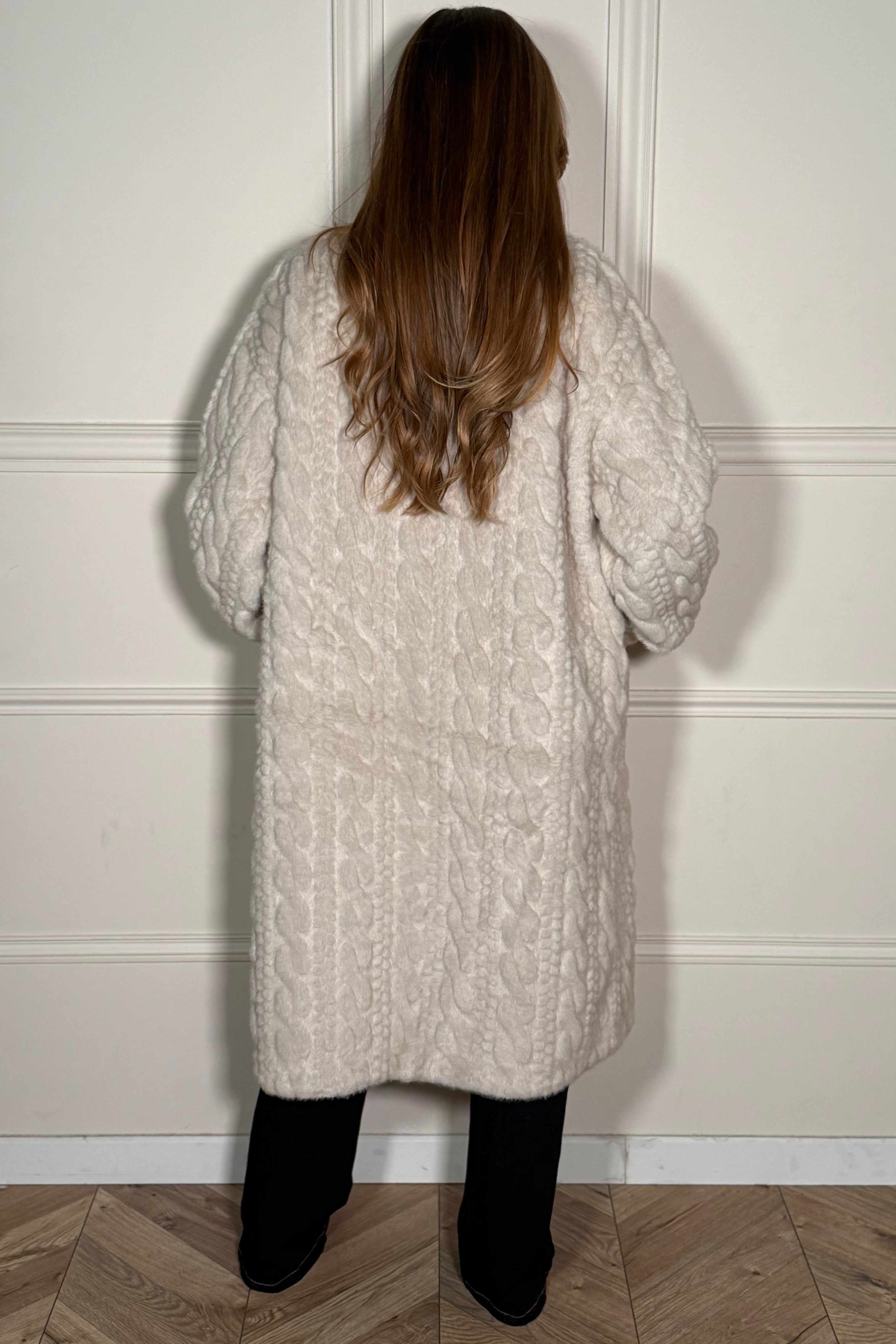 Gros plan sur la texture douce et les finitions du manteau d'hiver