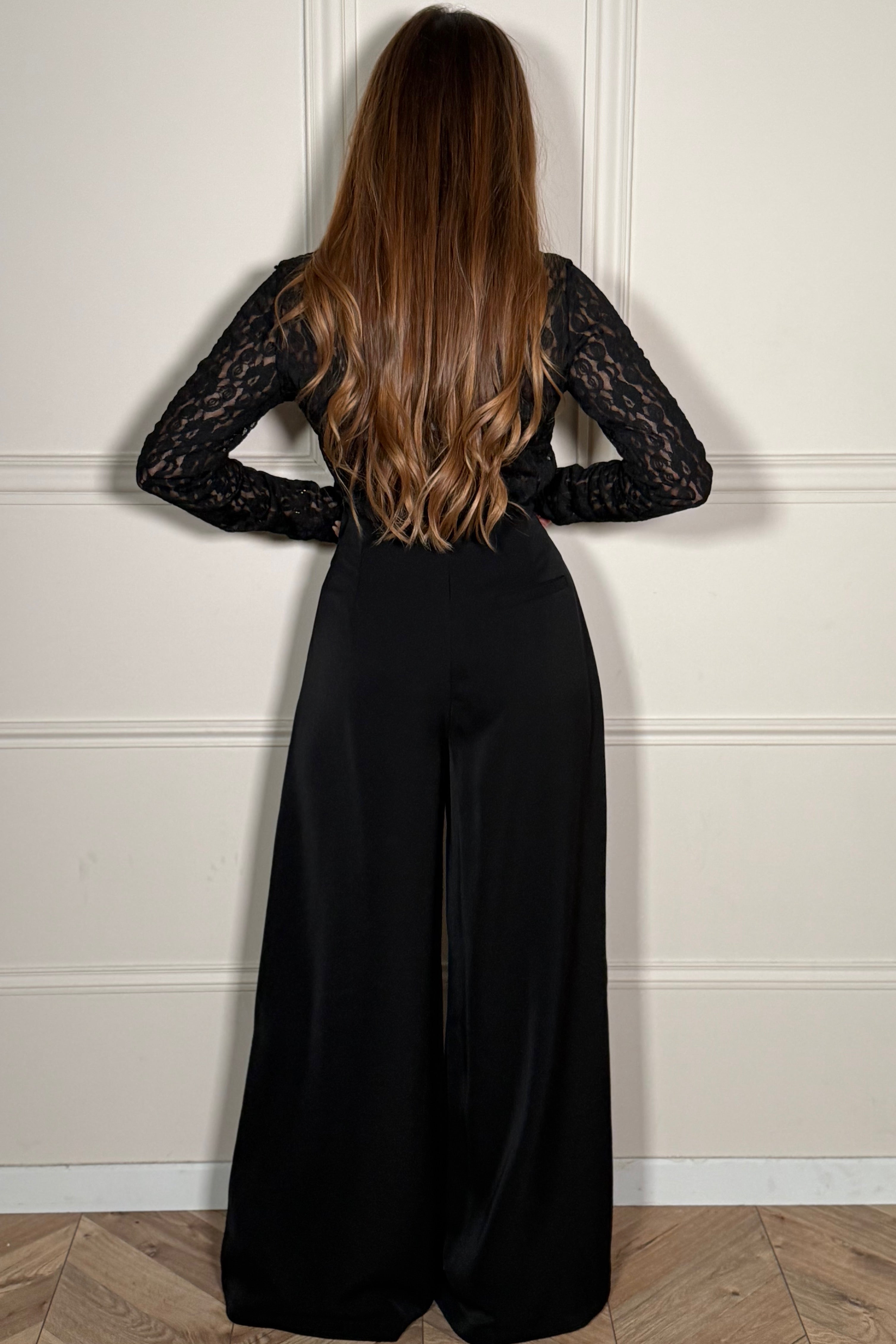 Vue latérale du pantalon ample taille haute pour femme