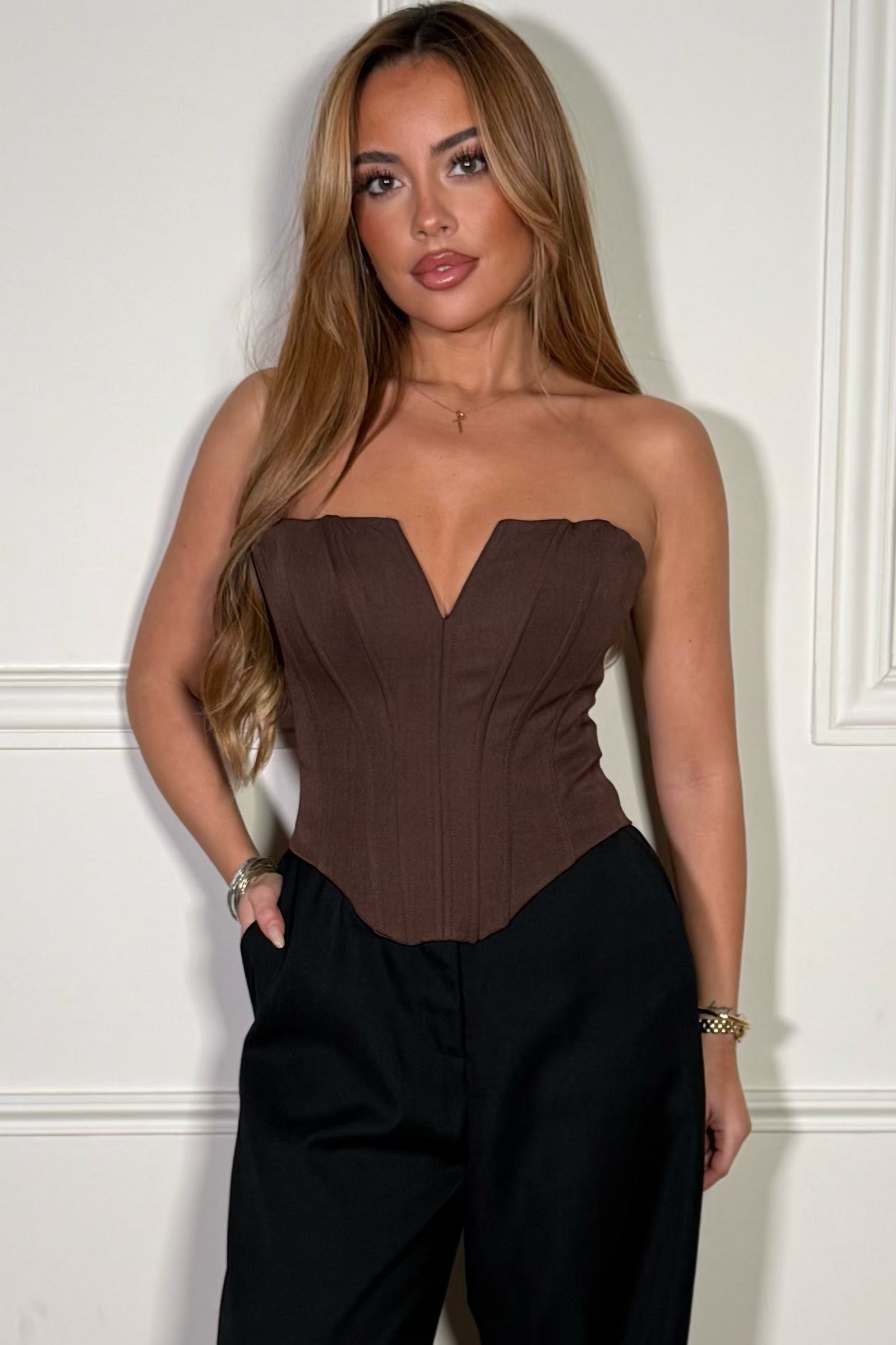 Femme en tenue élégante avec le bustier gainant, ambiance sophistiquée et féminine