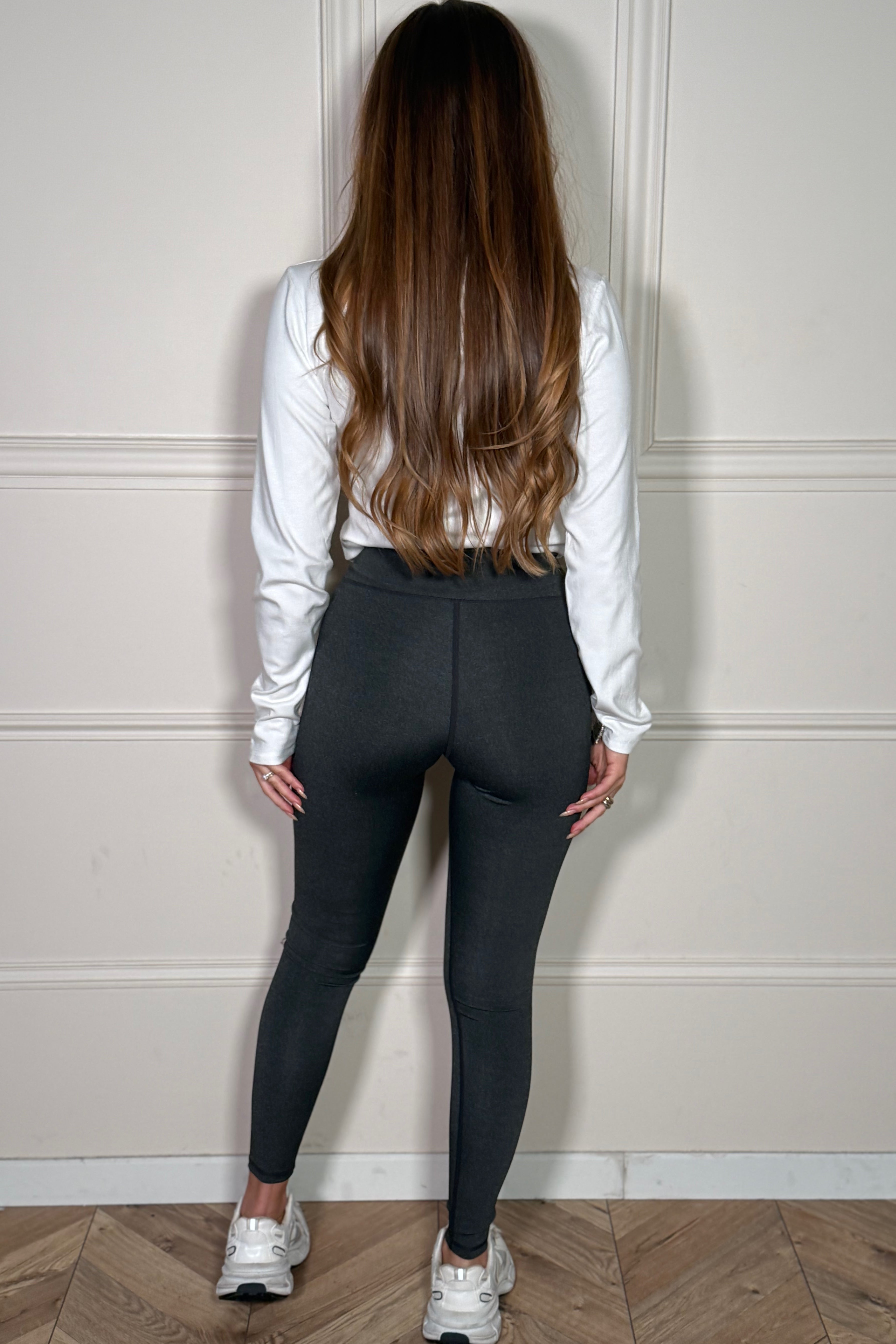 Vue arrière du legging gainant taille haute soulignant l'effet galbant et les coutures plates