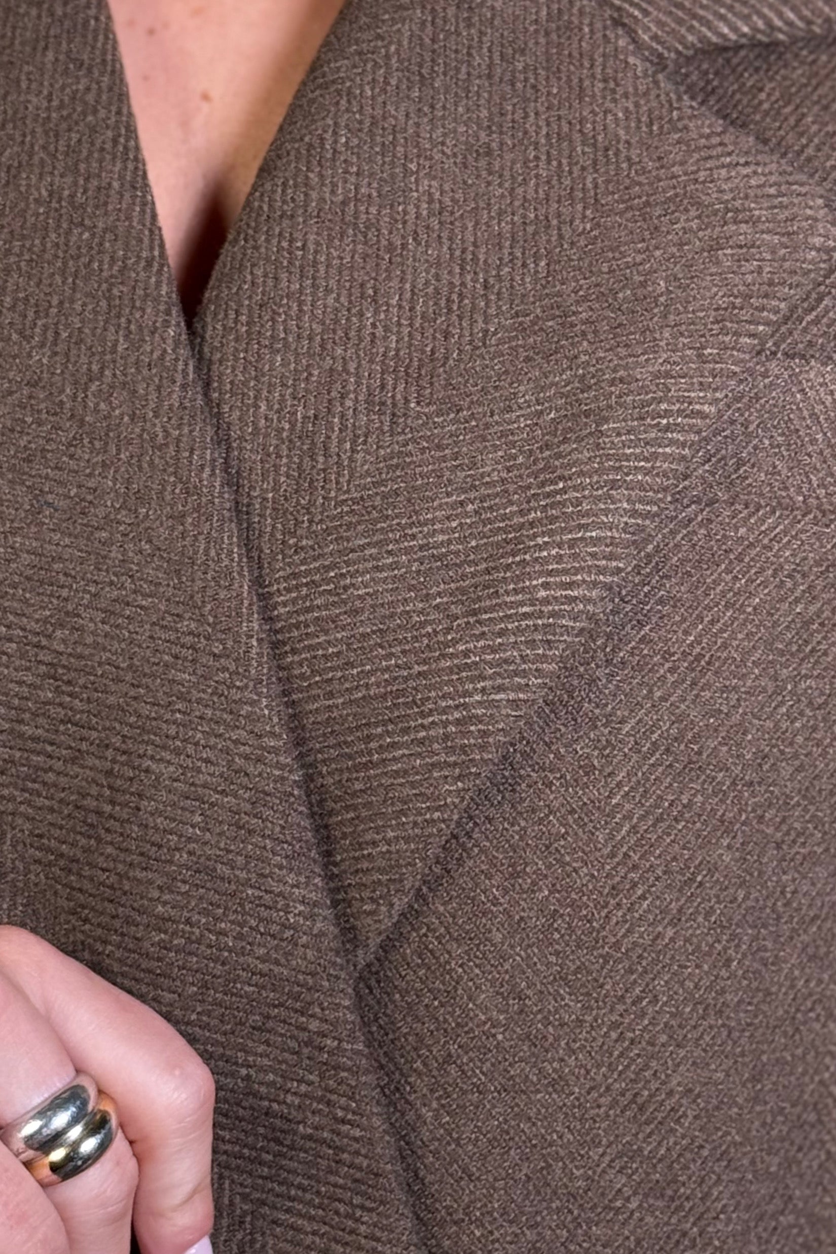 Détail du motif chevrons et de la coupe croisée du manteau blazer femme