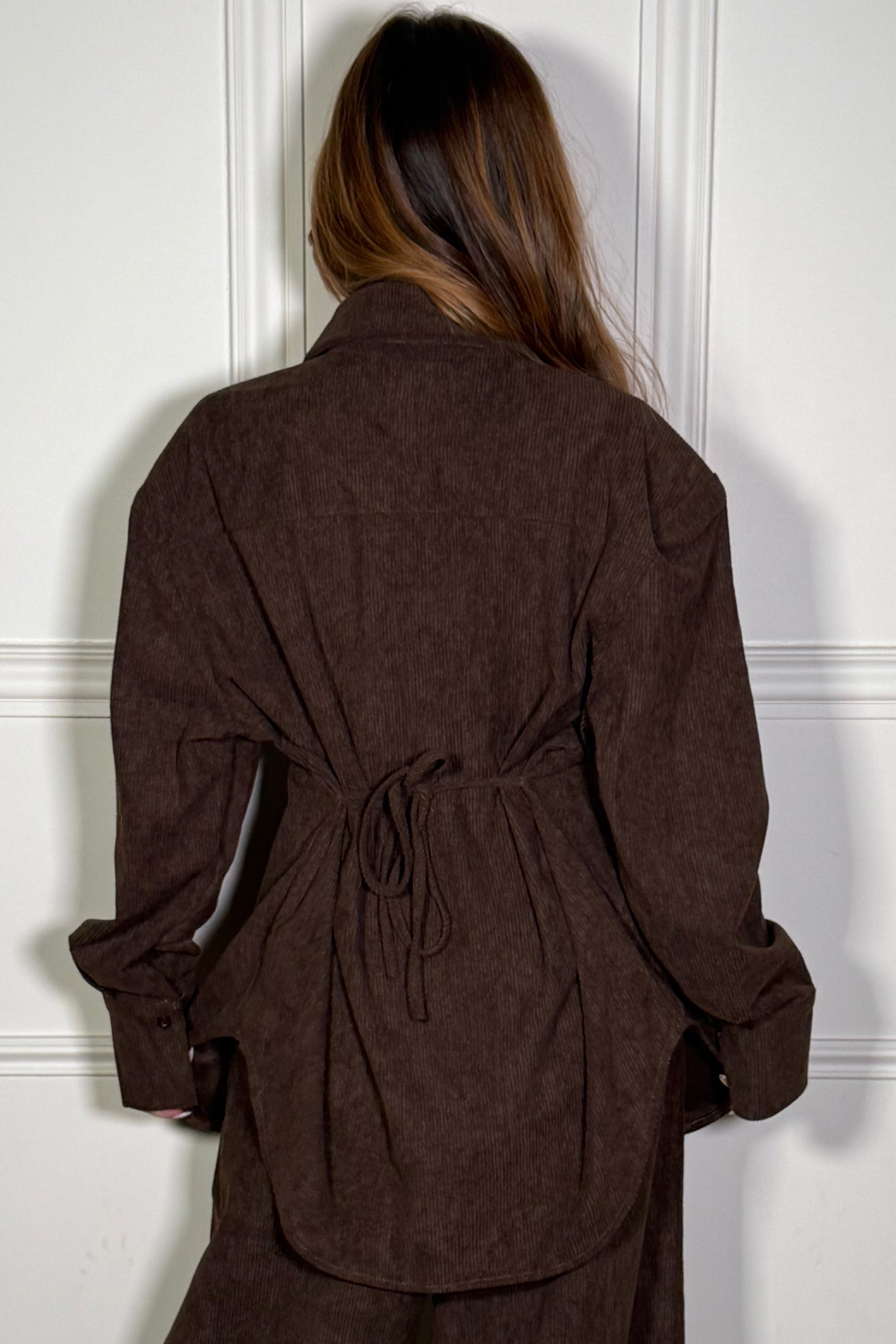 Détail des lanières et de la texture velours côtelé de la chemise femme