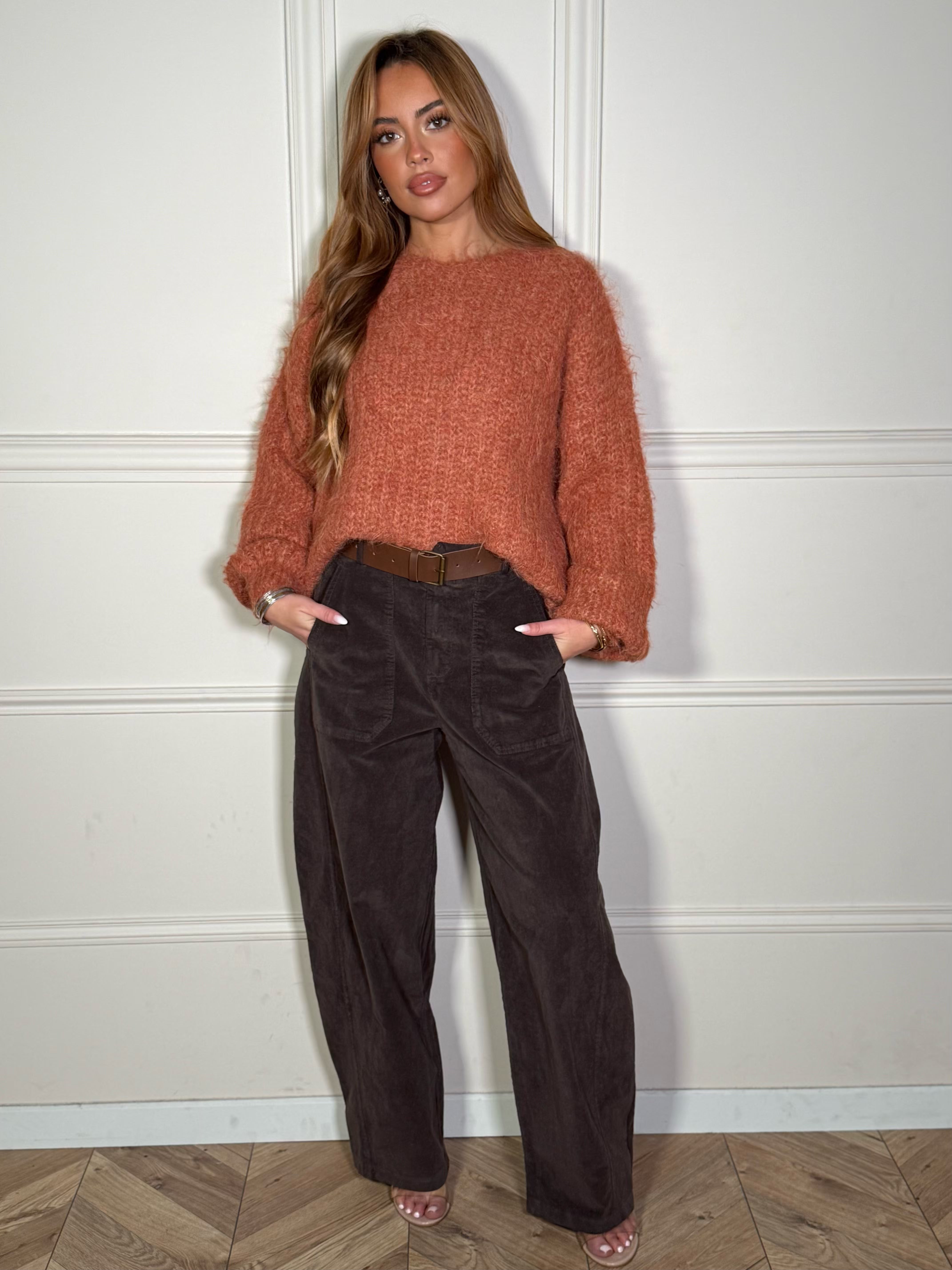 Vue complète du pull maille côtelée porté, style décontracté