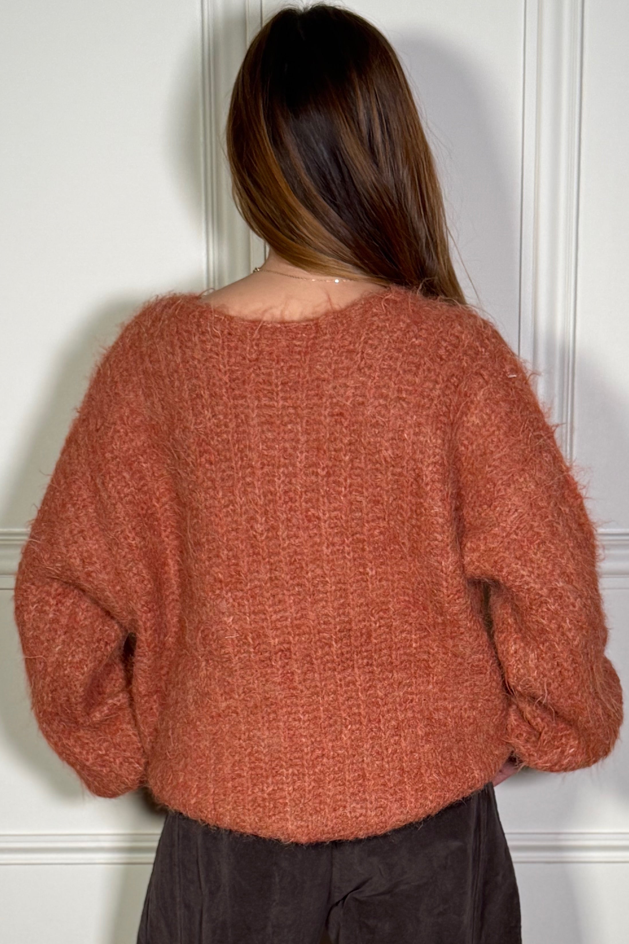 Détail de la texture maille côtelée du pull femme