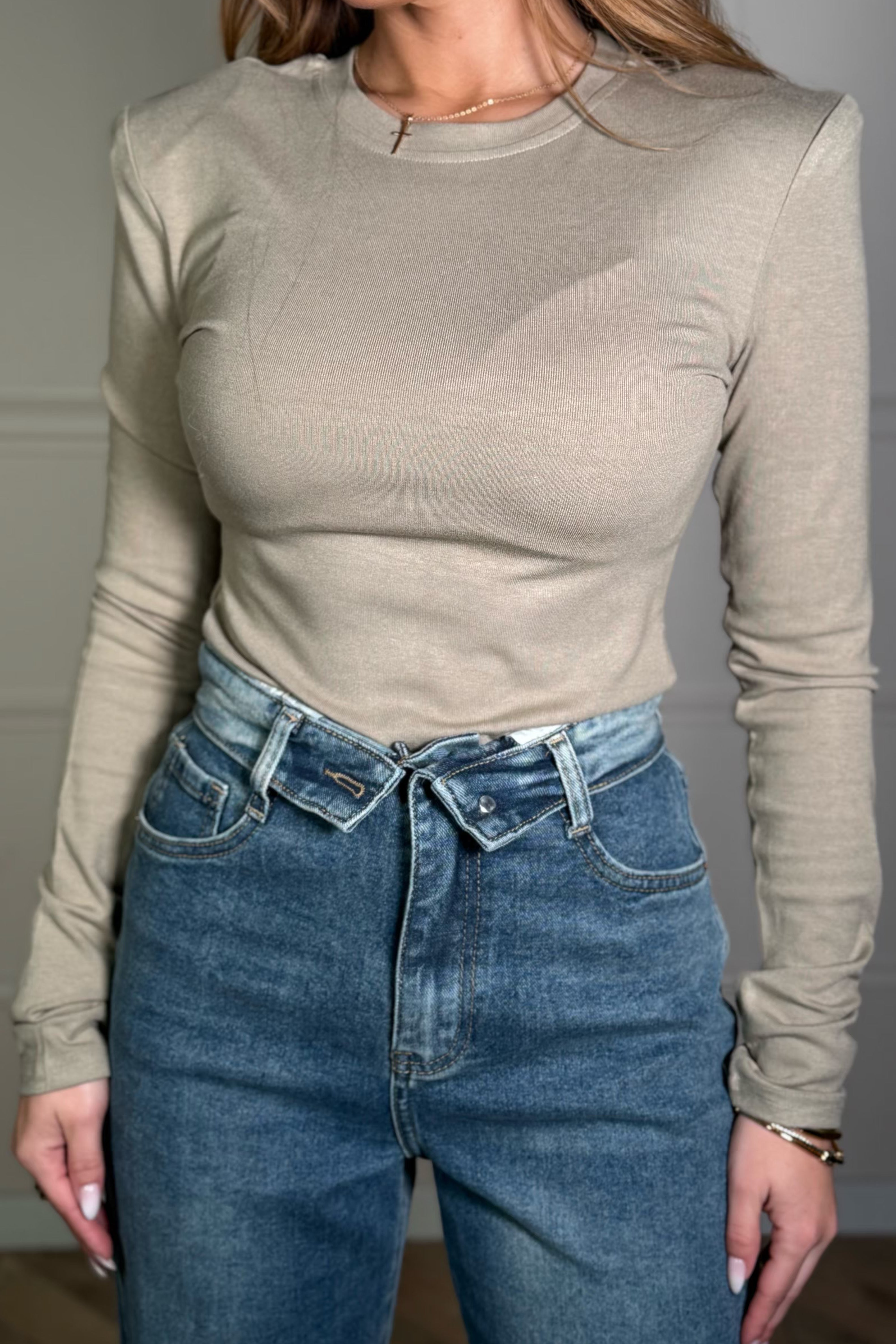 Détail de la ceinture retournée du jean coupe droite femme