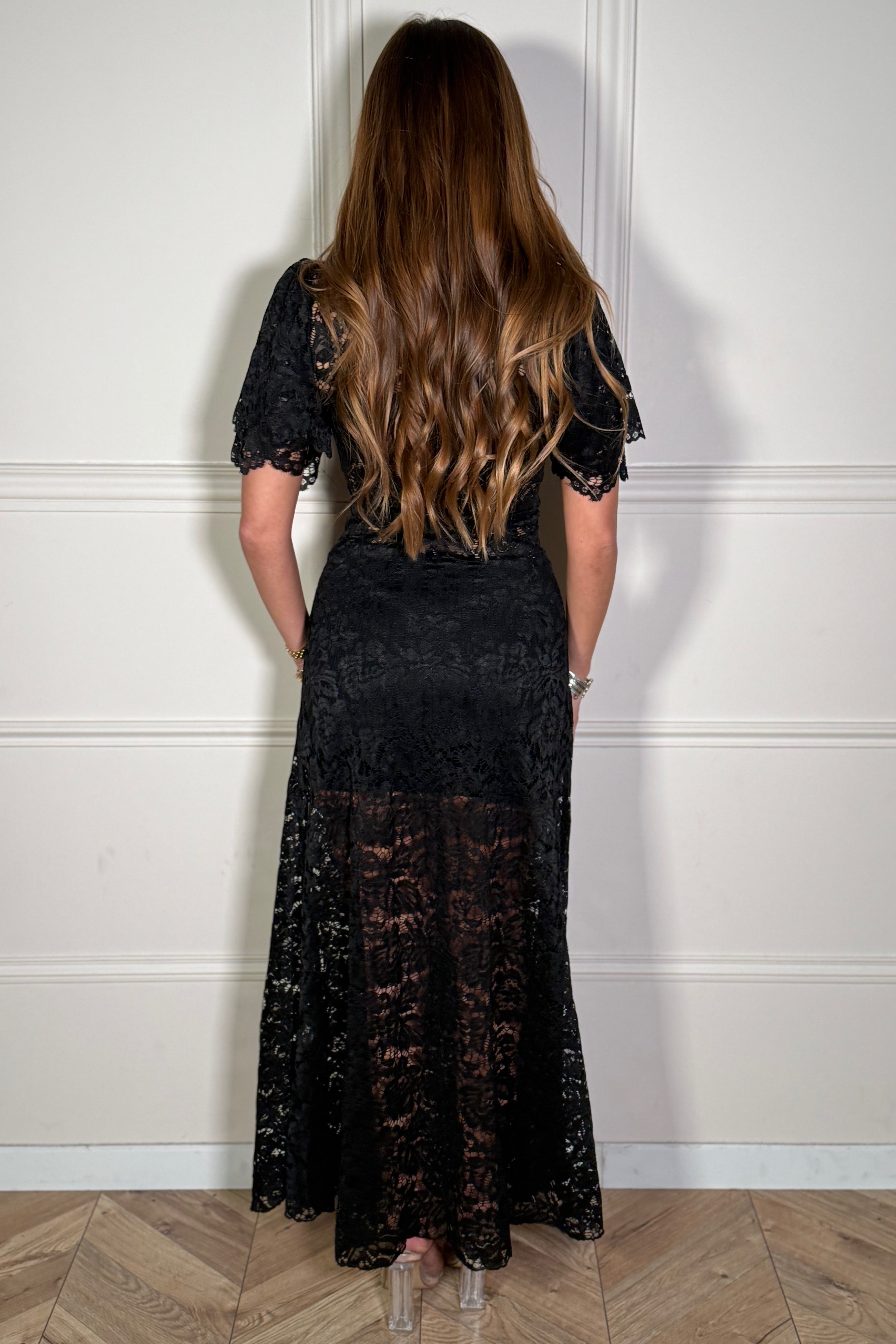 Vue de dos de la robe longue en dentelle