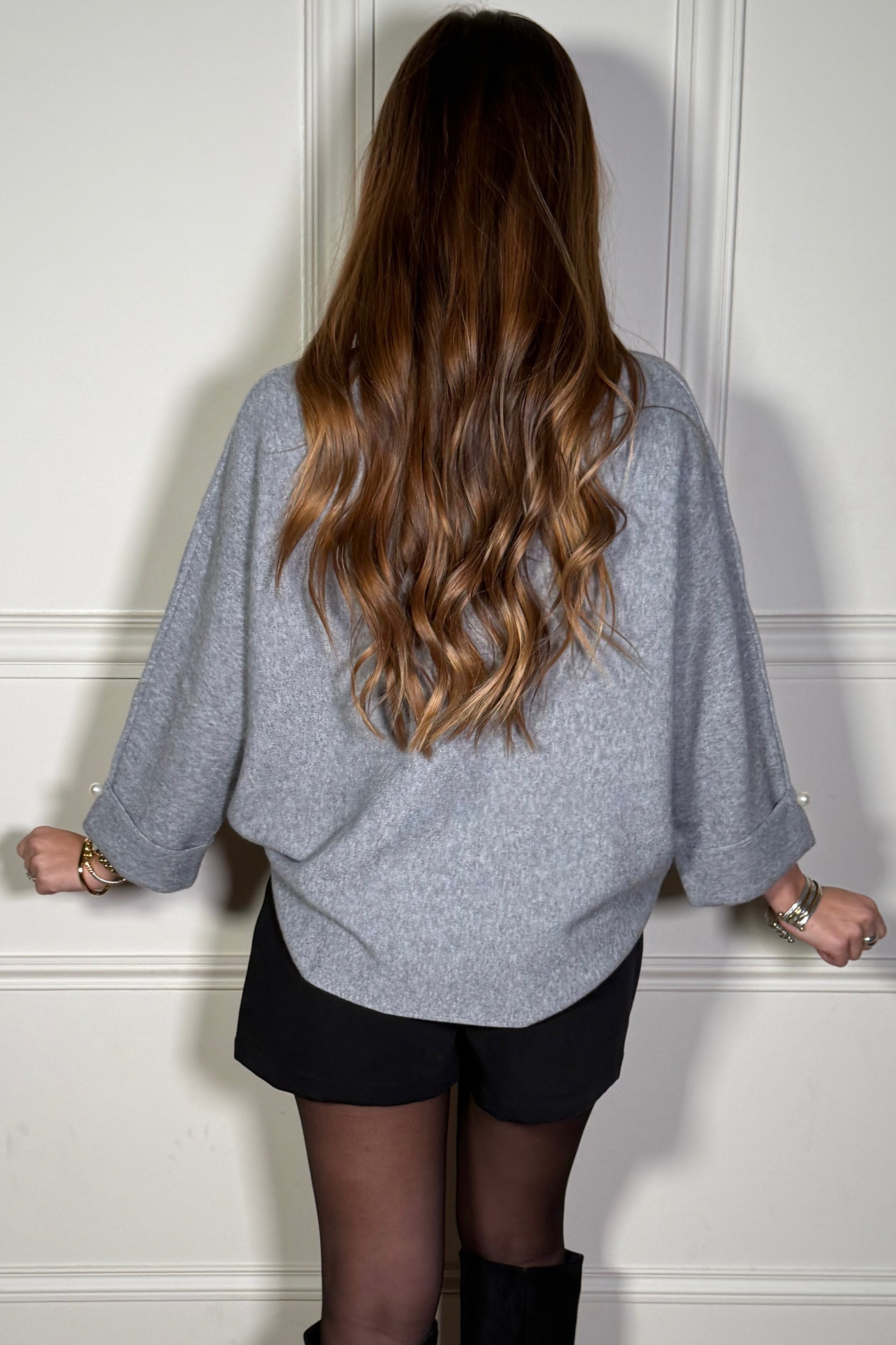 Pull Femme à Revers et Perles - Élégance Raffinée