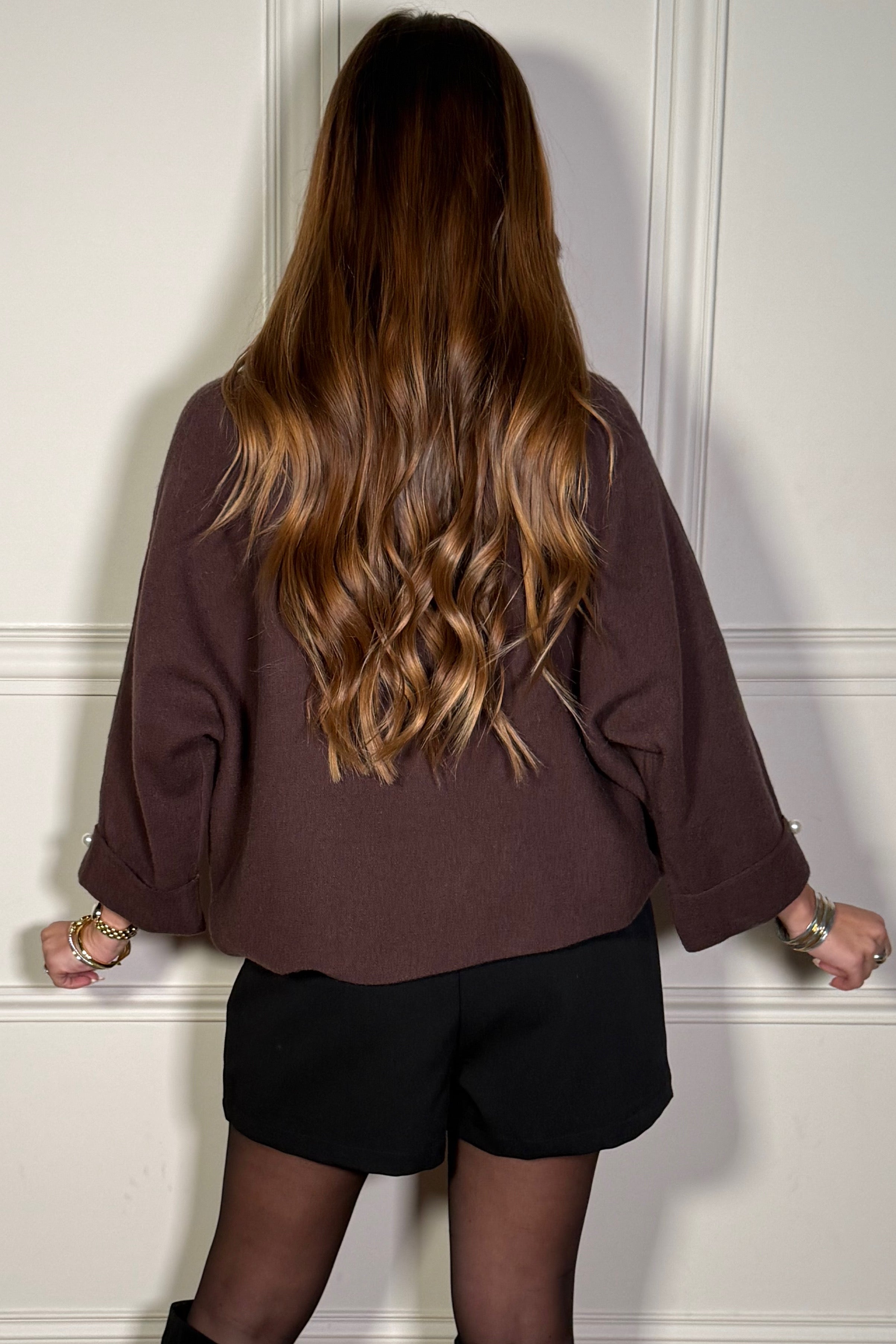 Vue arrière du pull femme beige avec finitions soignées