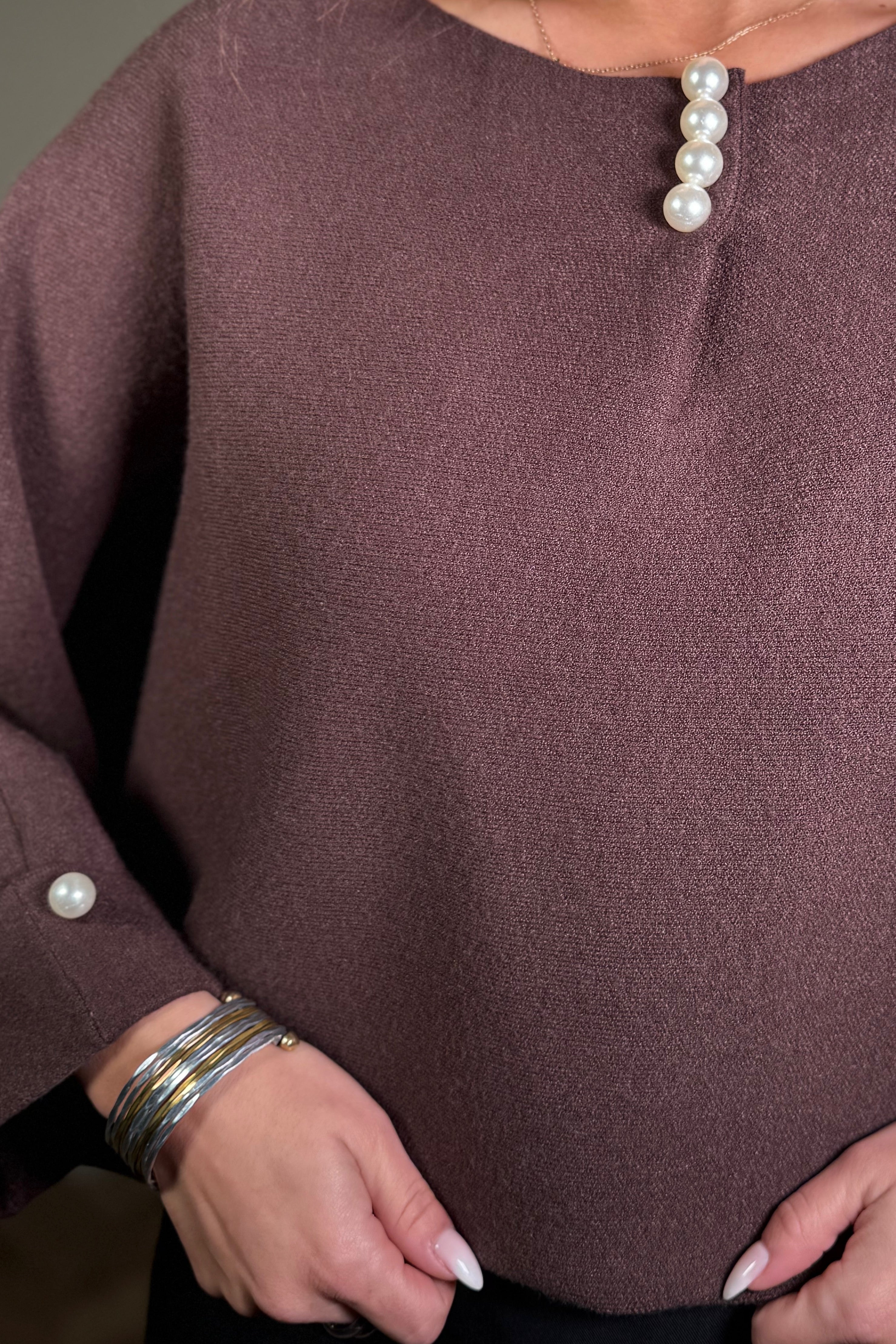 Pull Femme à Revers et Perles - Élégance Raffinée