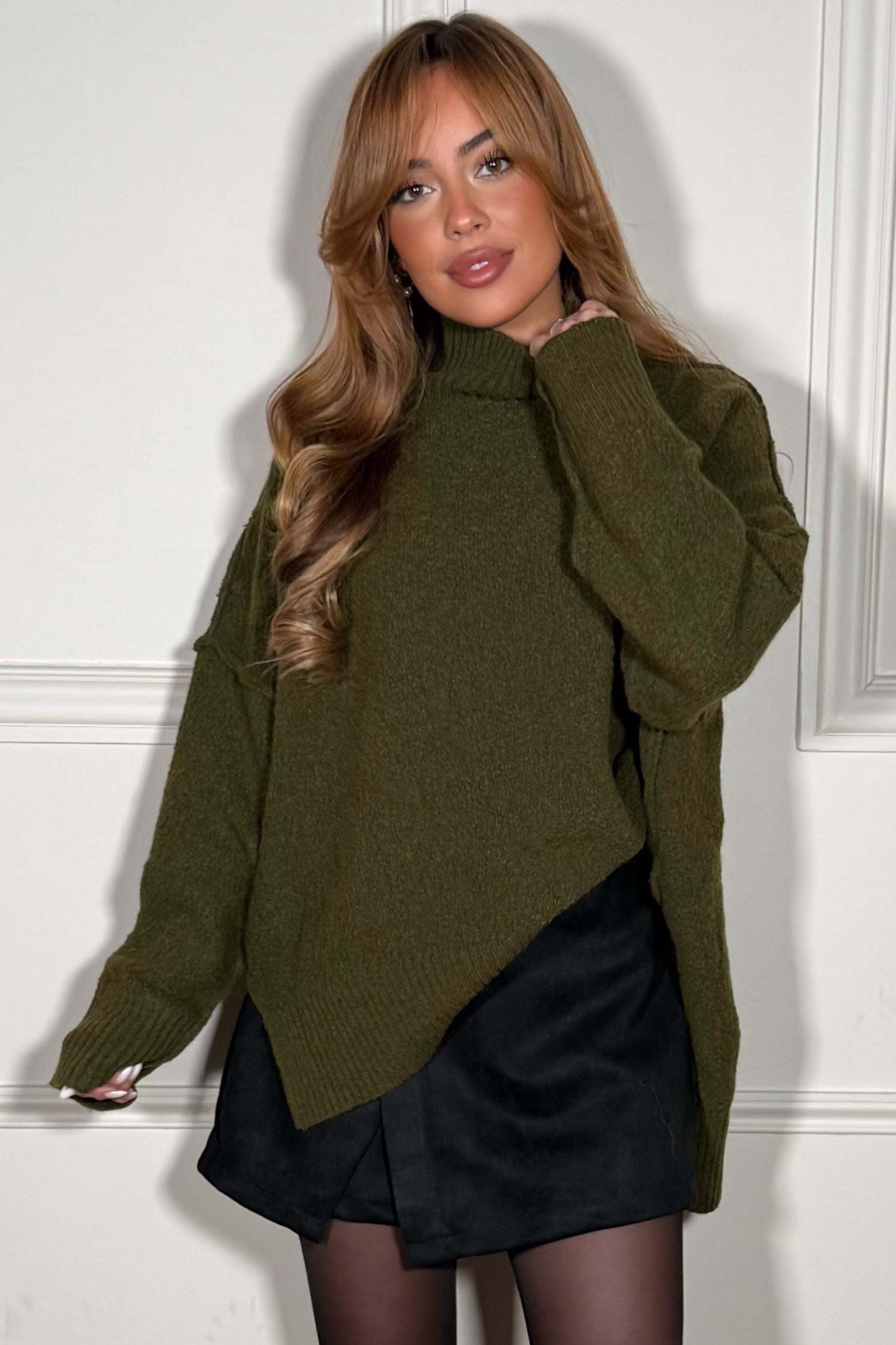 Pull asymétrique col montant - vue de profil avec détails de la coupe moderne