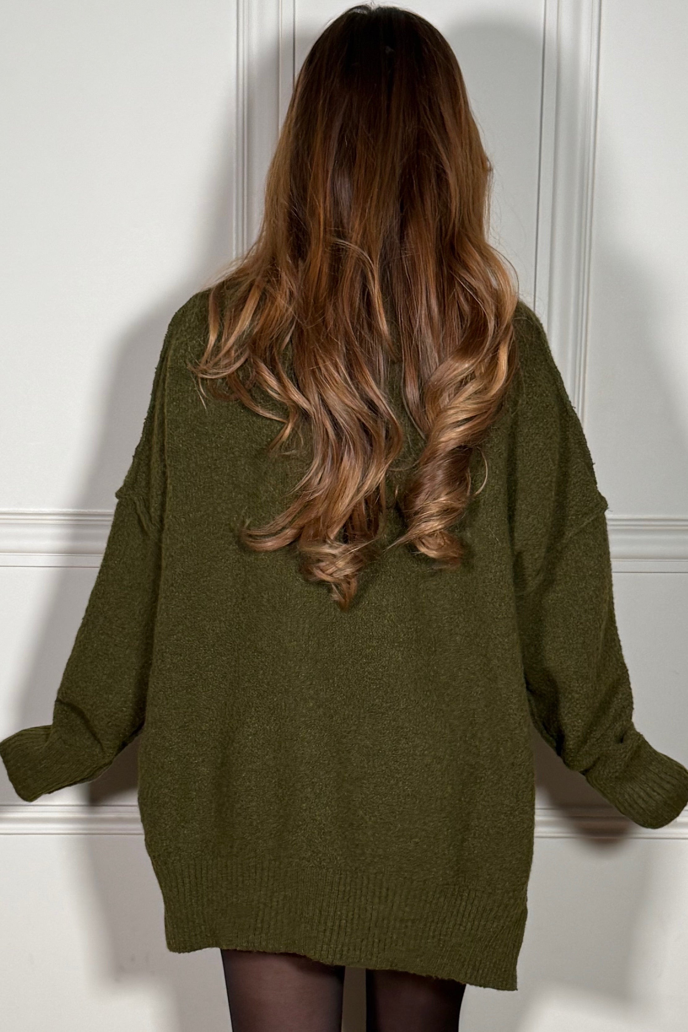 Pull femme asymétrique - vue arrière montrant la ligne unique