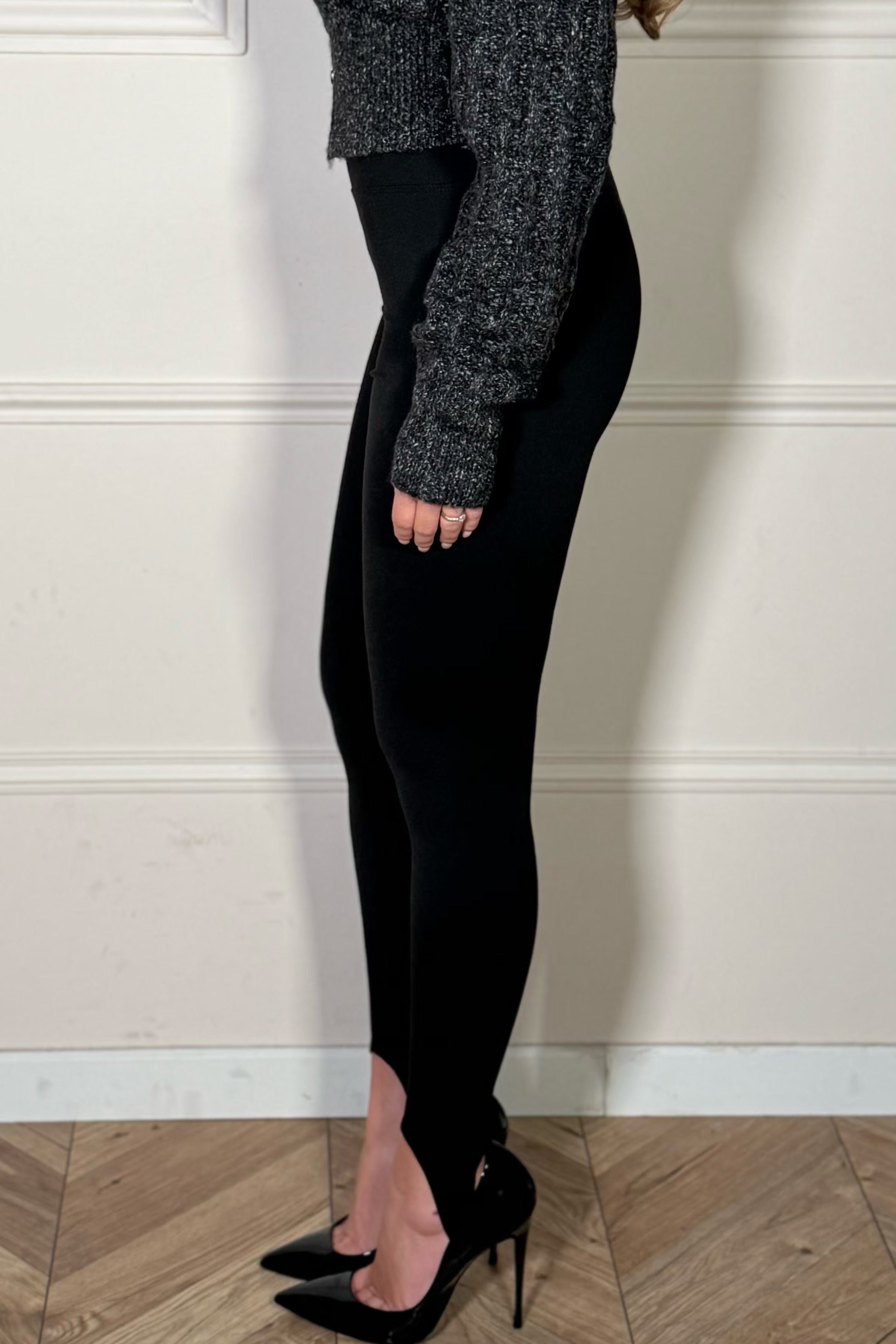 Legging polaire doublé porté avec pull oversize, look hiver confortable