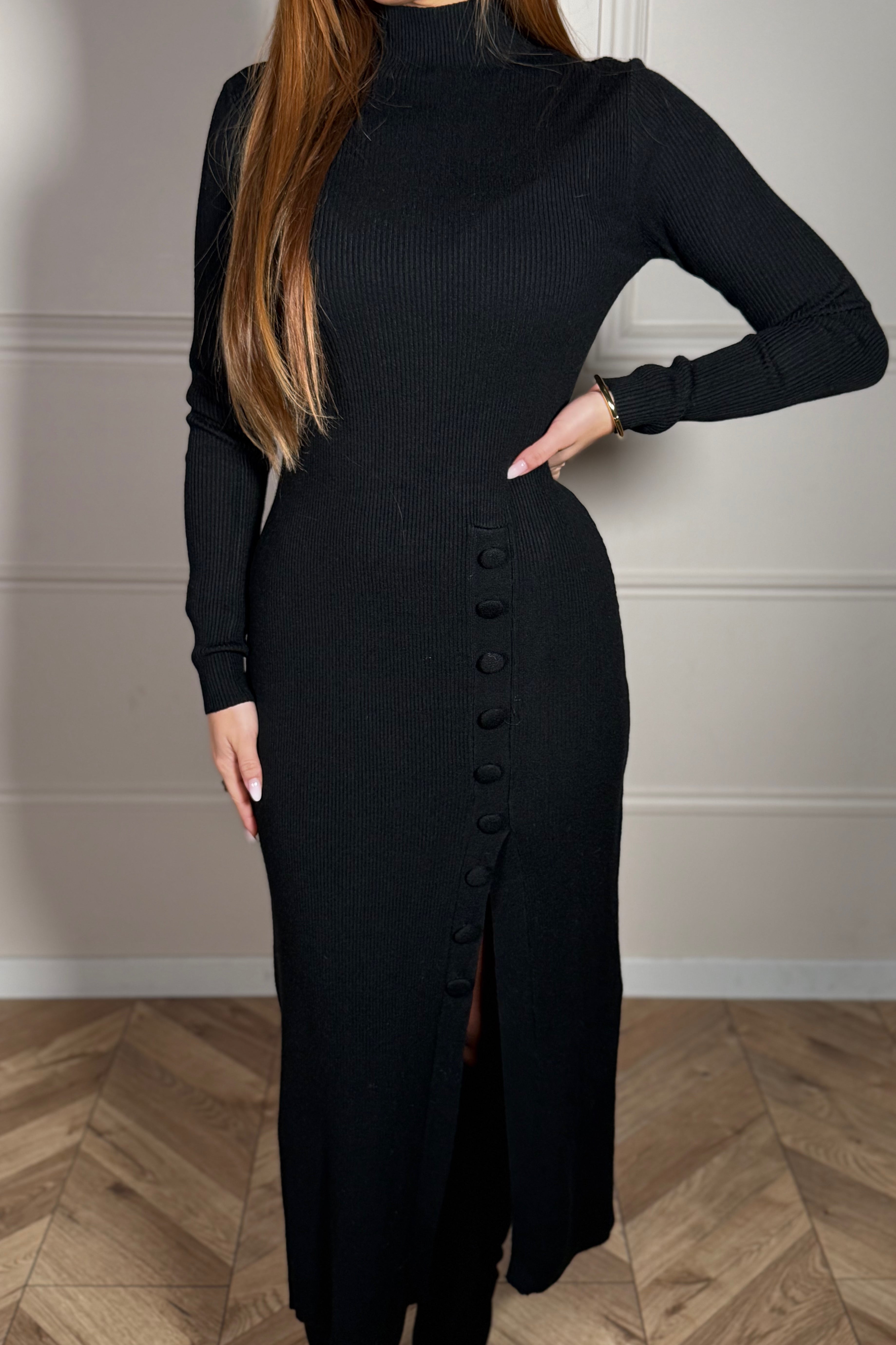 Détail du boutonnage et de la fente élégante de la robe