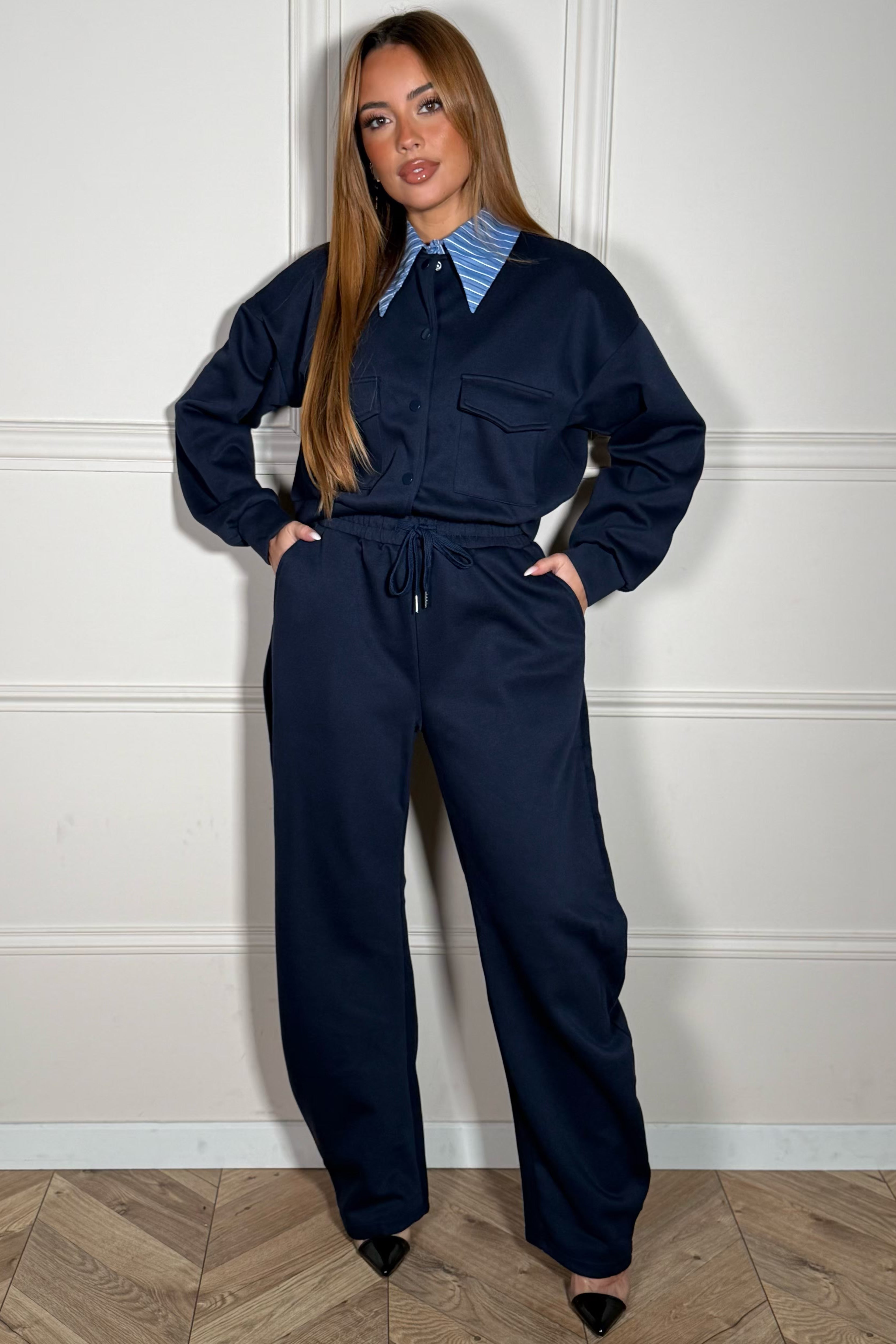 Ensemble molleton porté - vue de face montrant la coupe moderne