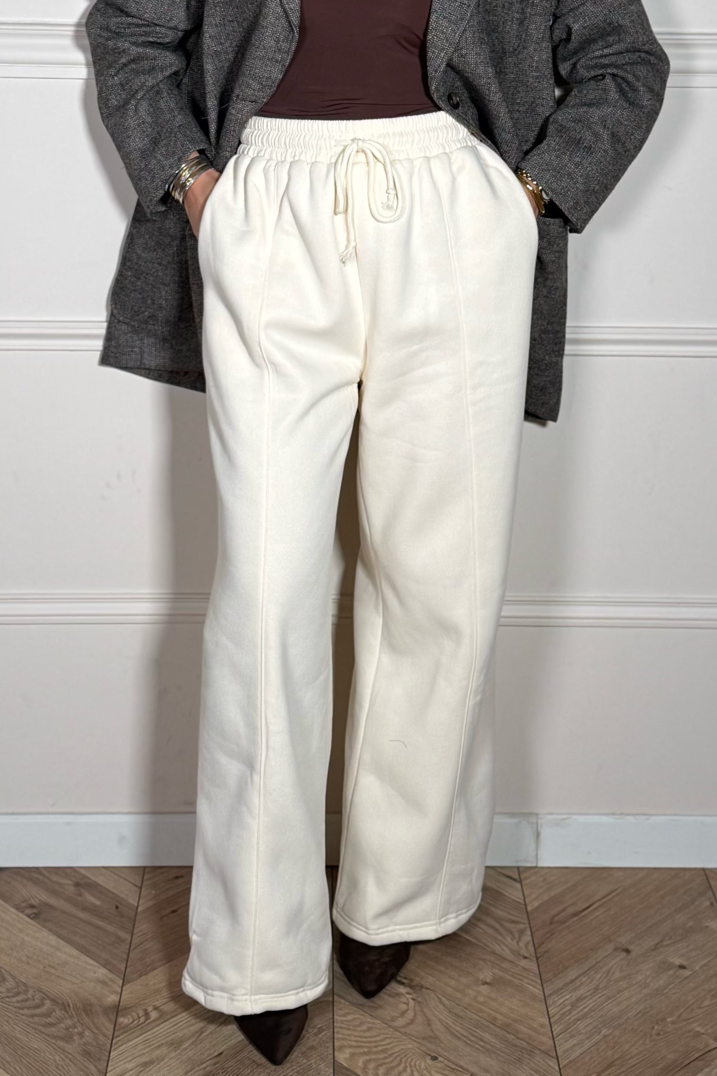 Détail de la coupe ample et du tissu doux du jogging