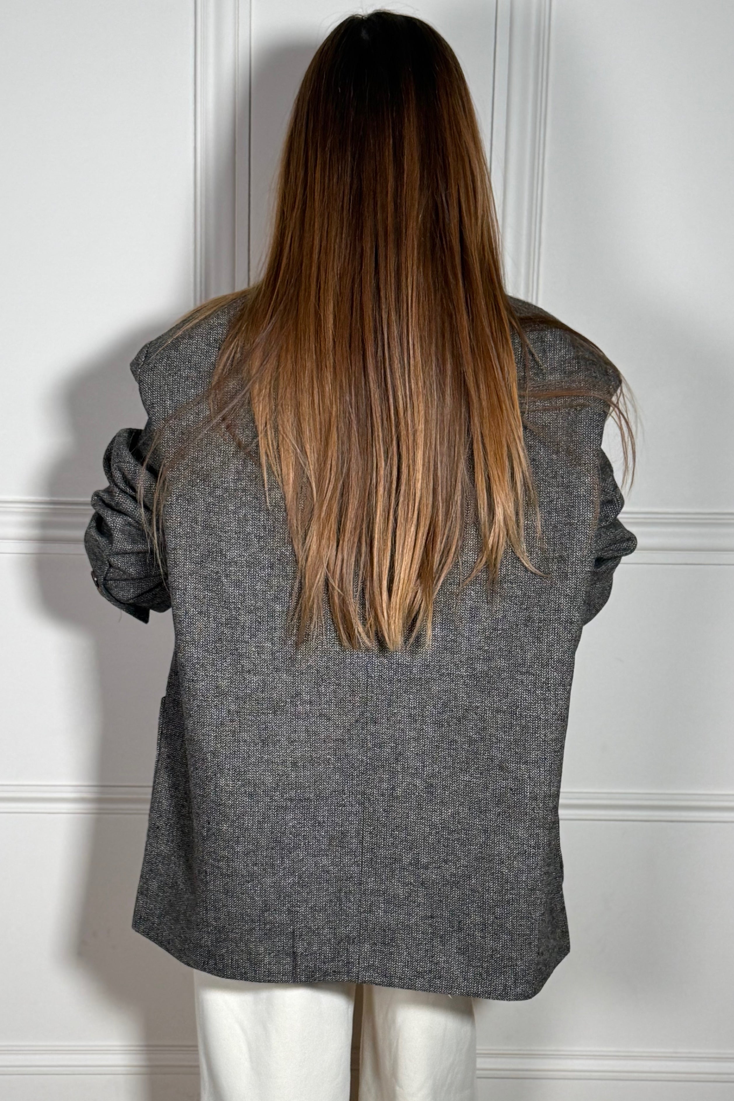 Détail vue de dos de la coupe structurée et du tissu gris chiné du manteau