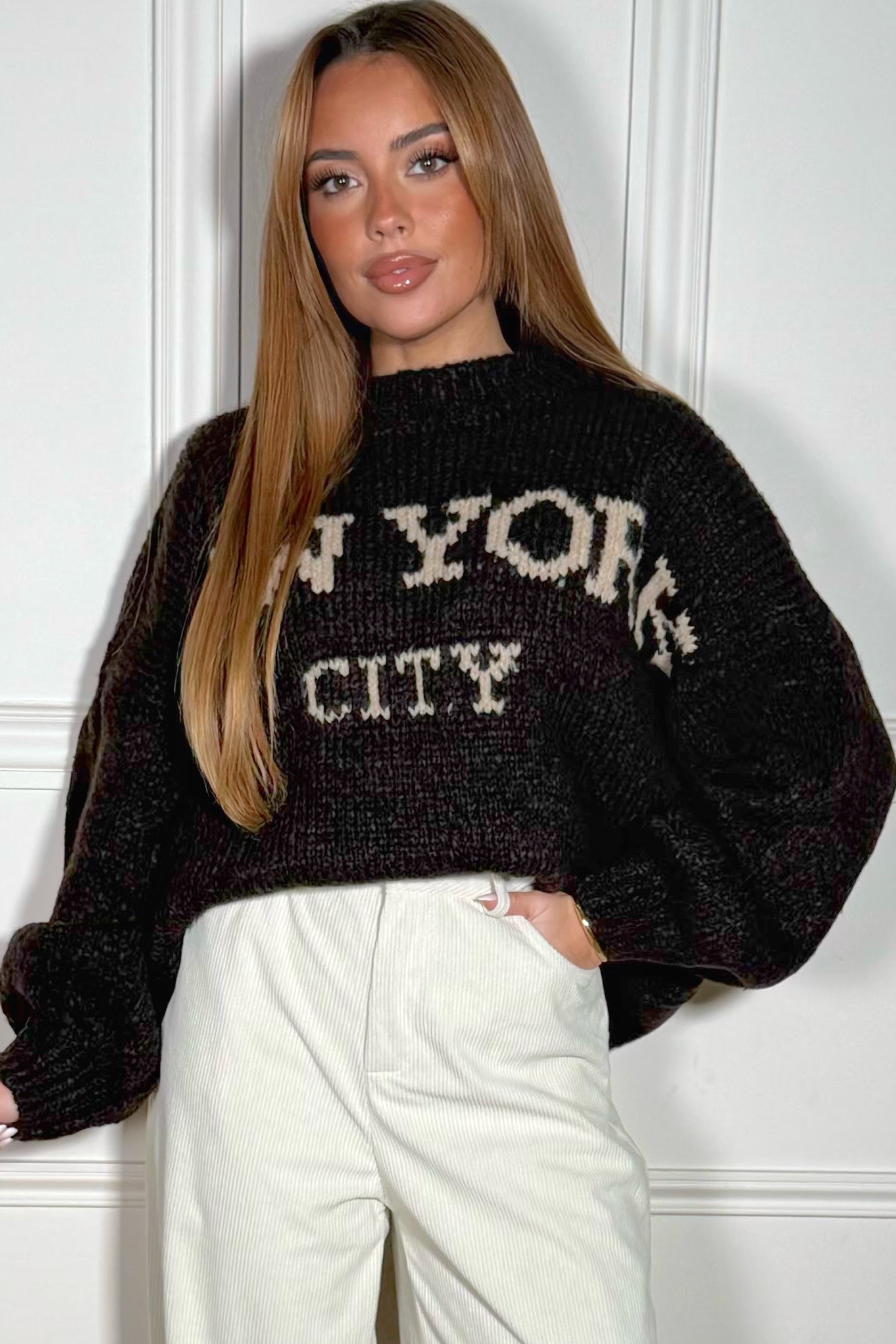 Pull graphique New York porté - vue de profil montrant le style urbain