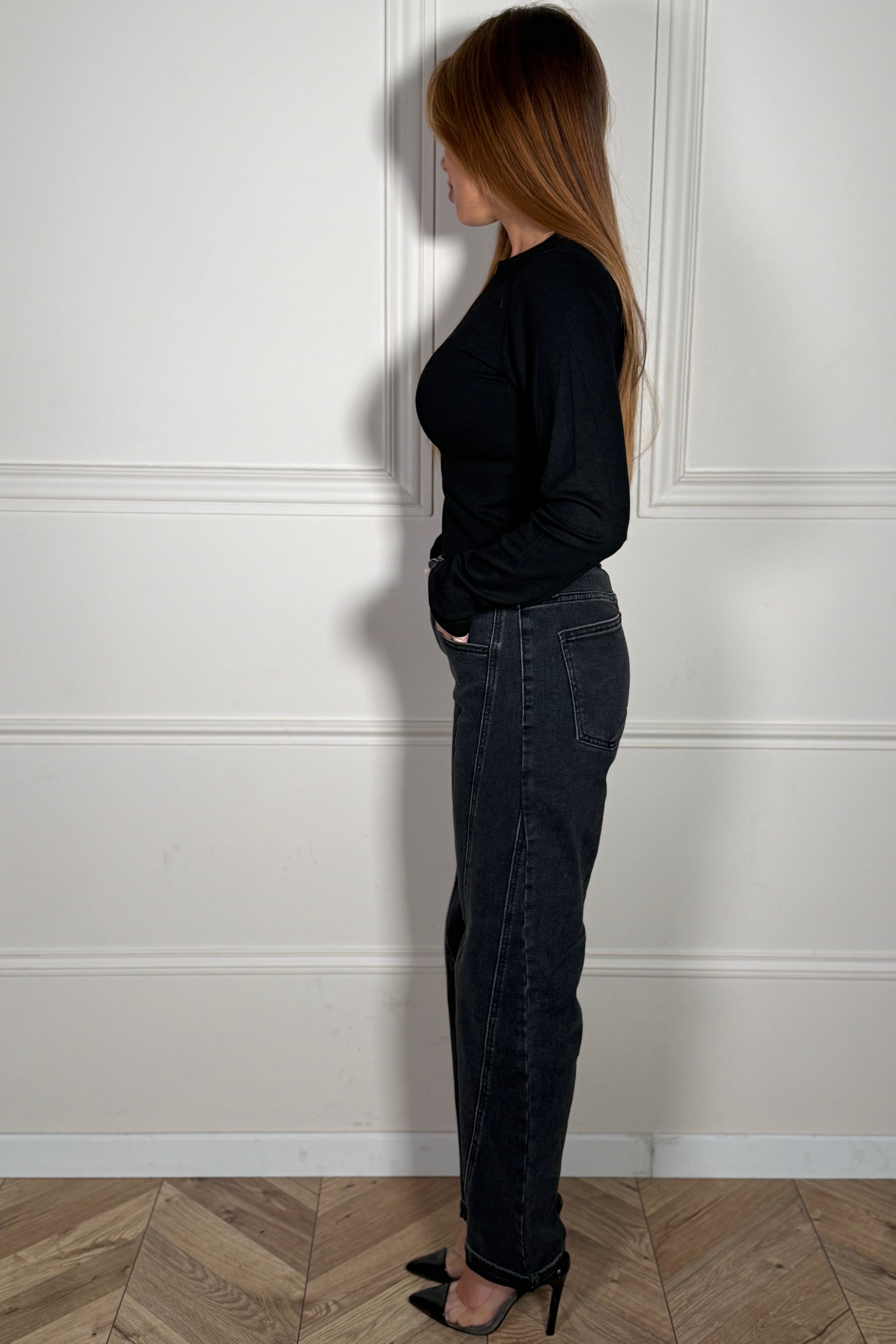 Détail des coutures contrastées modernes du jeans