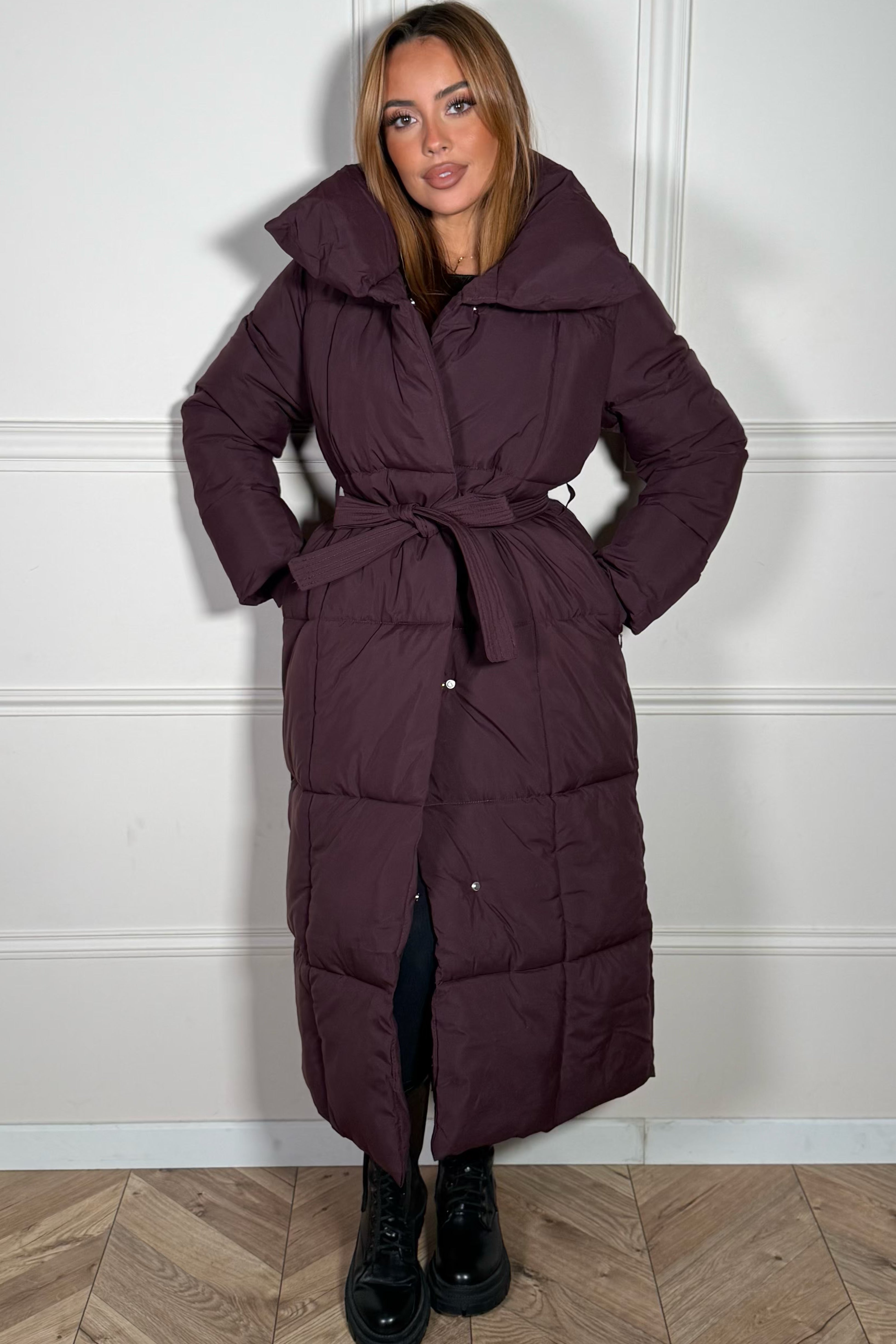 Doudoune longue matelassée noire avec ceinture ajustable pour femme - vue de face