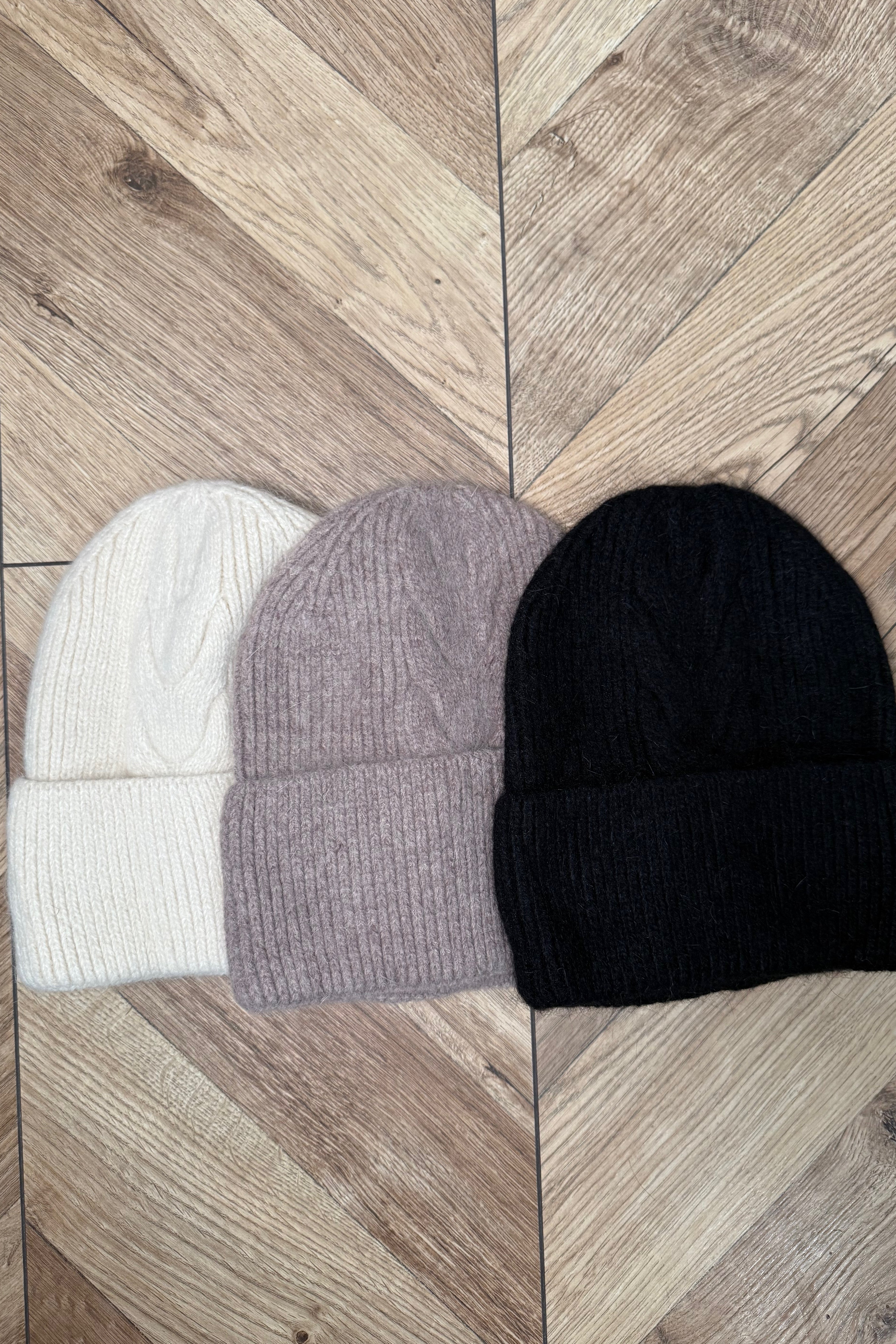 Zoom sur la qualité de la laine et du tricot du bonnet
