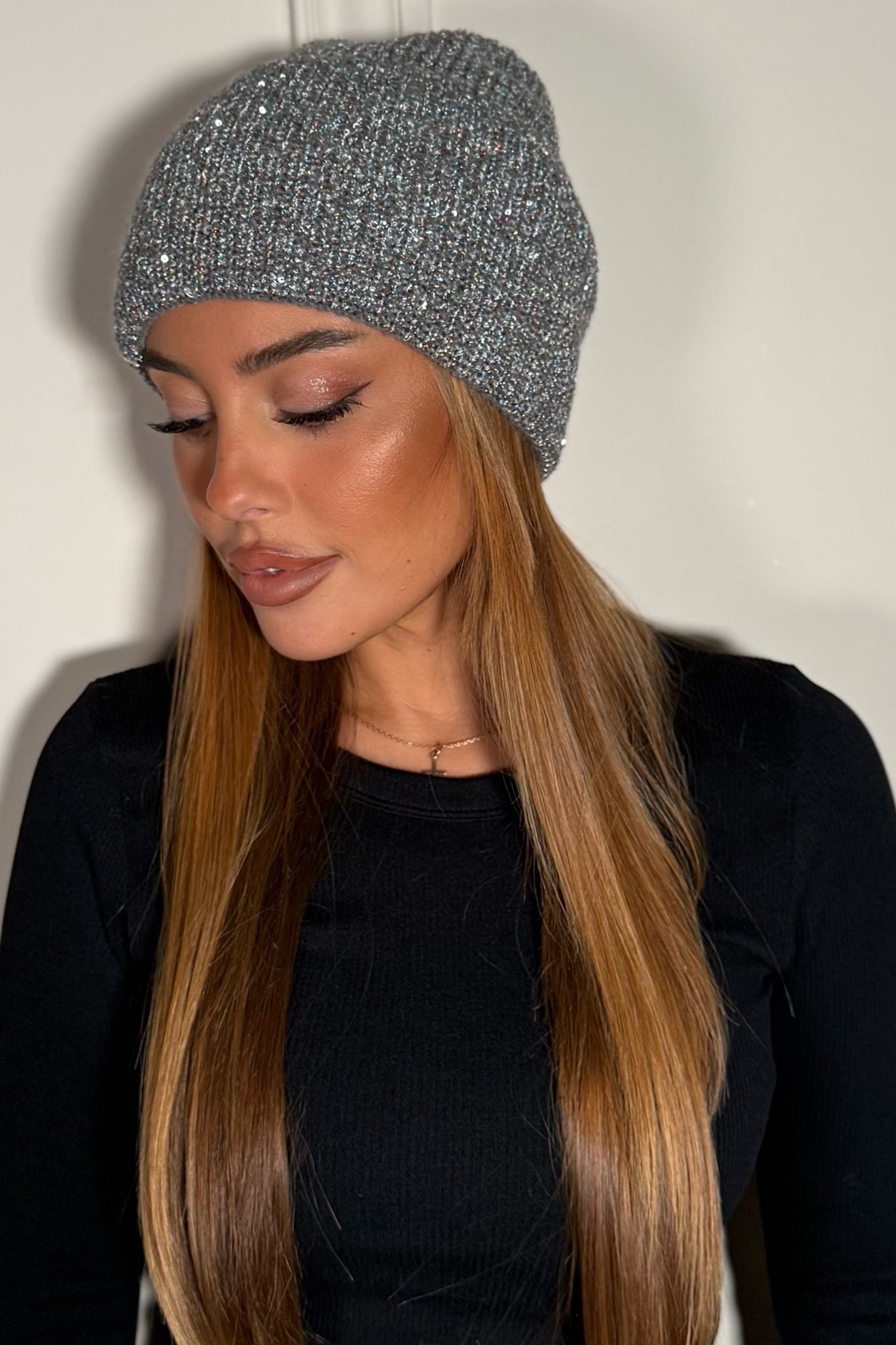 Détail des sequins brillants et de la maille chinée du bonnet