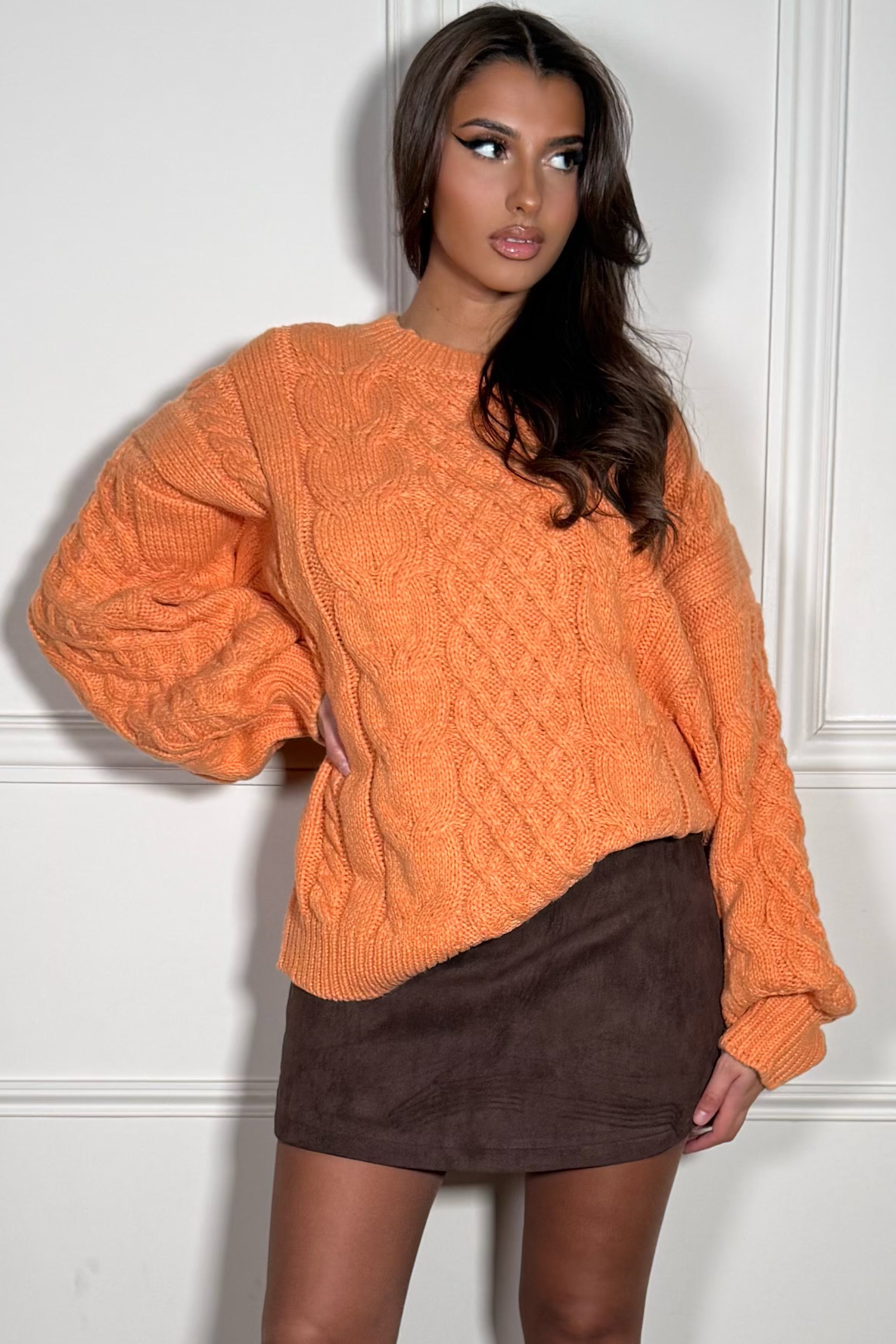 Détail torsades tricotées du pull femme, texture riche et finitions soignées