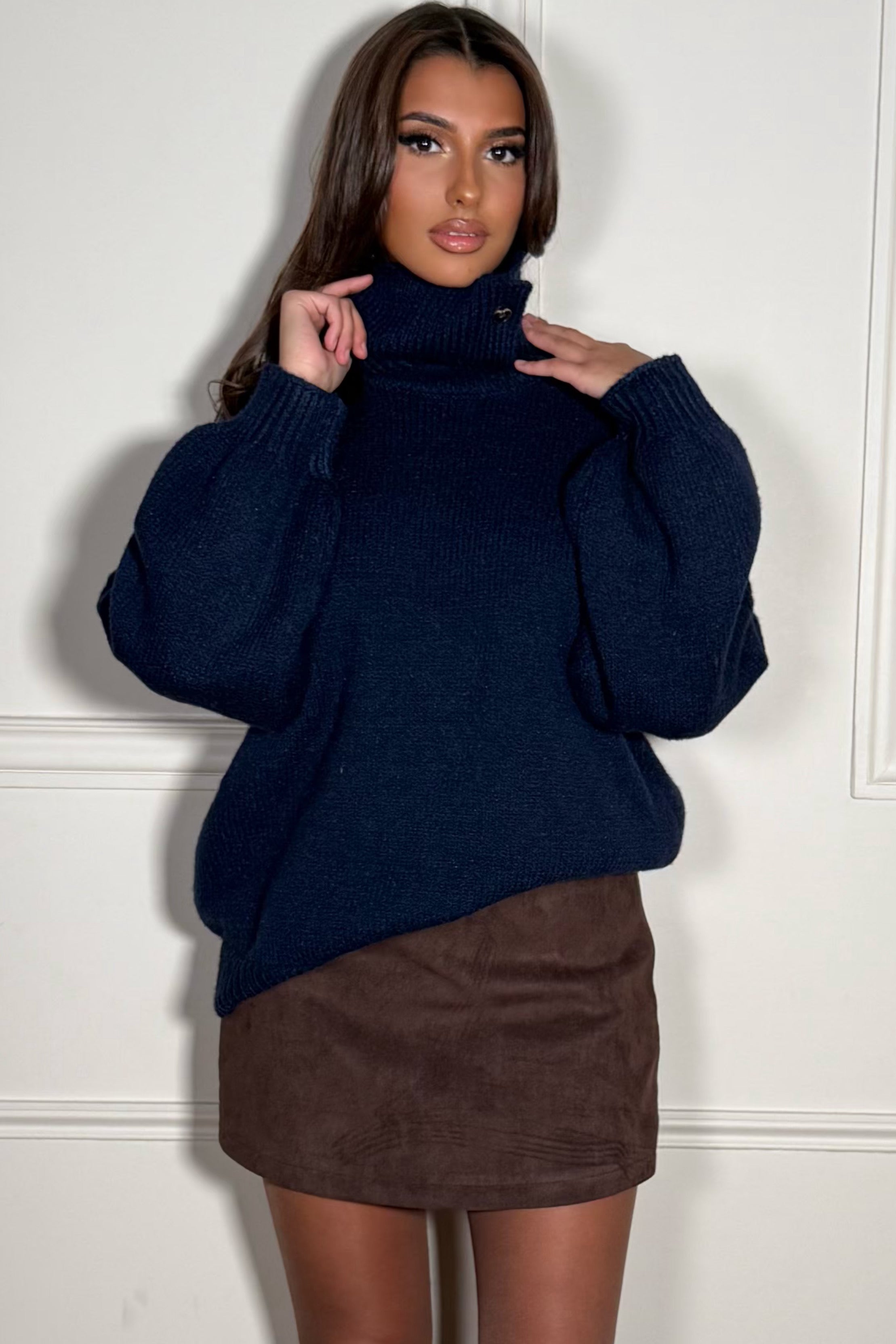 Vue complète pull oversize col montant, silhouette généreuse et moderne