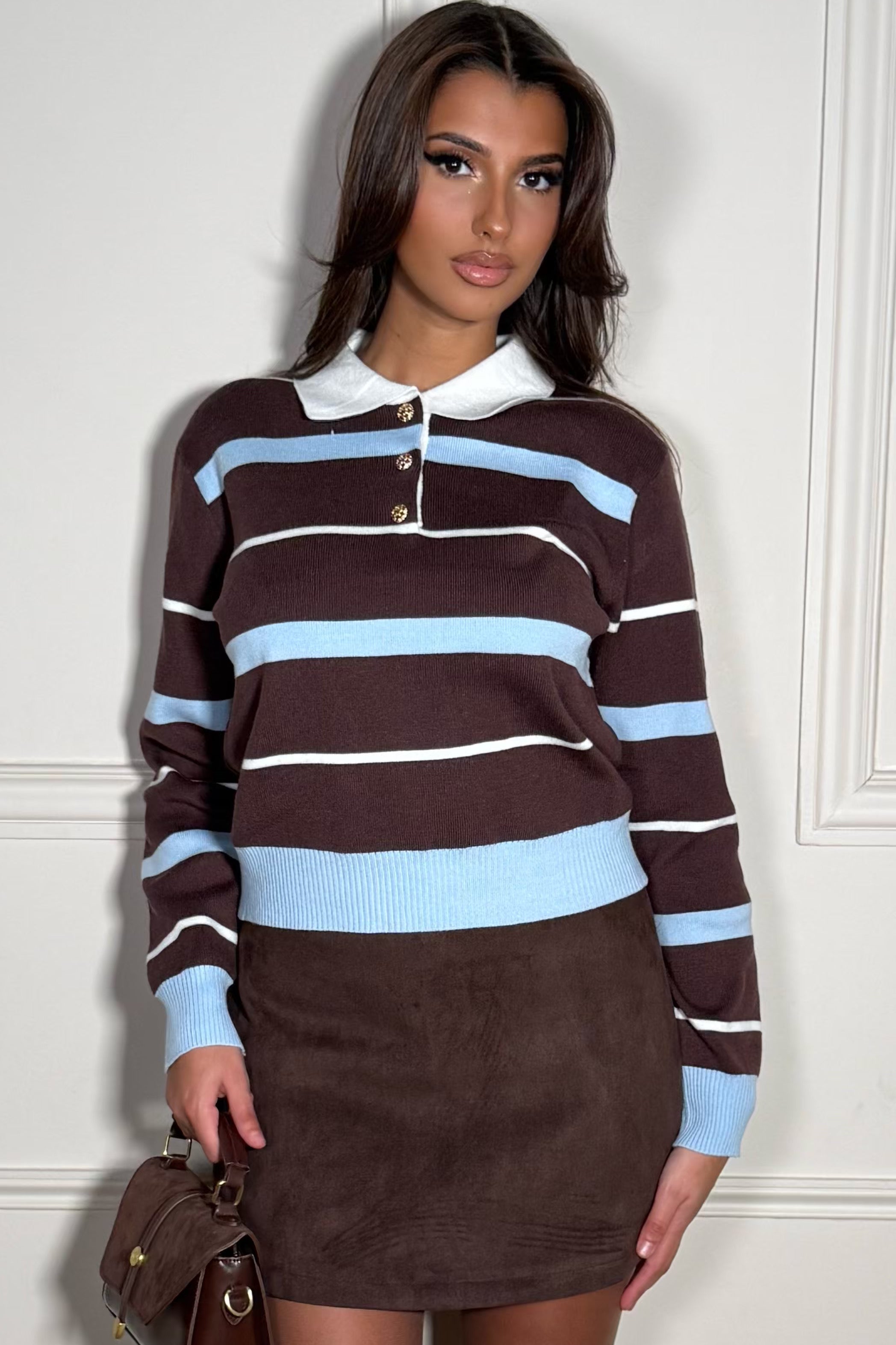 Détail col polo du pull rayé femme, finitions sportif-chic et structurante