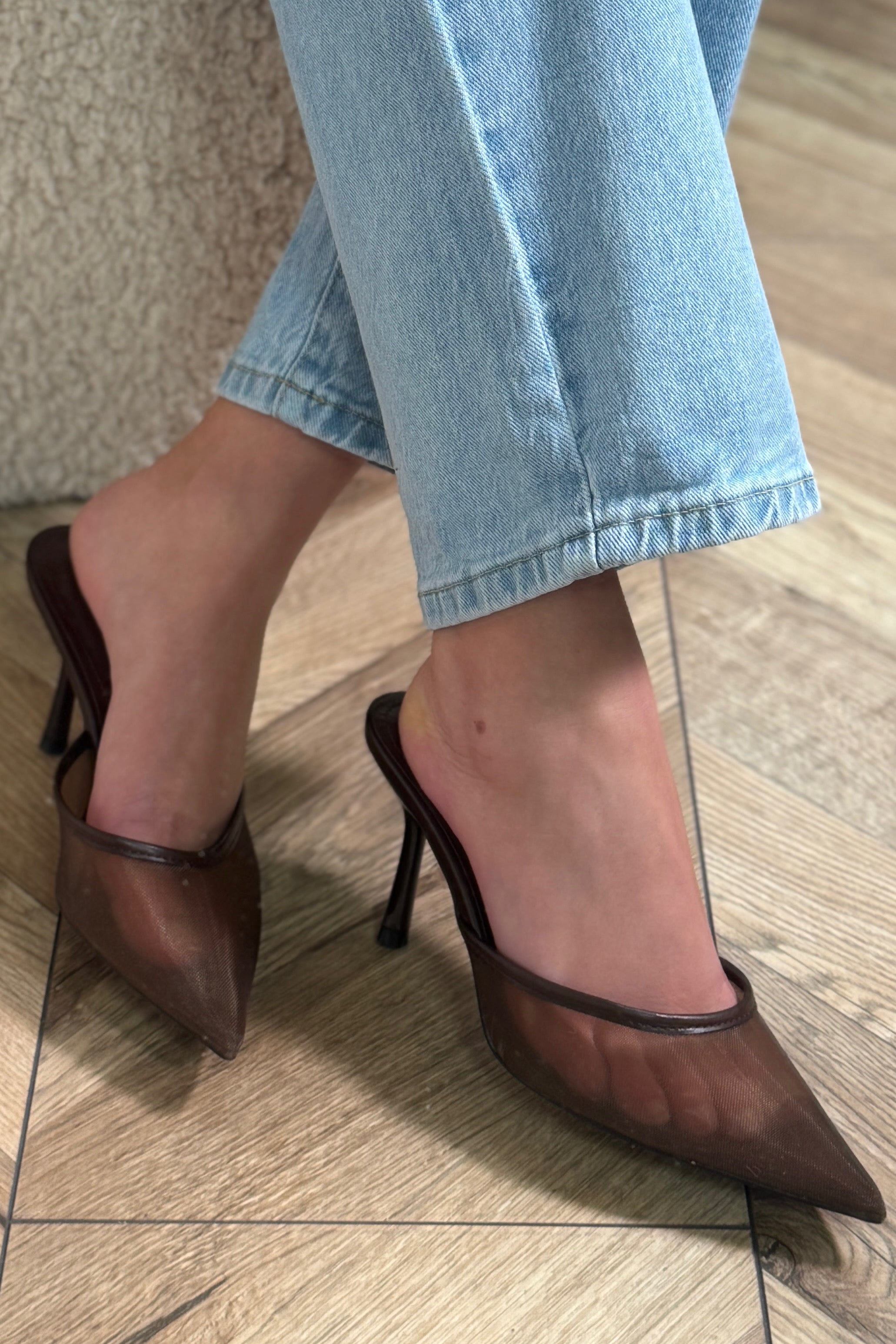 Escarpins femme ouverts en tulle transparent marron, vue de face