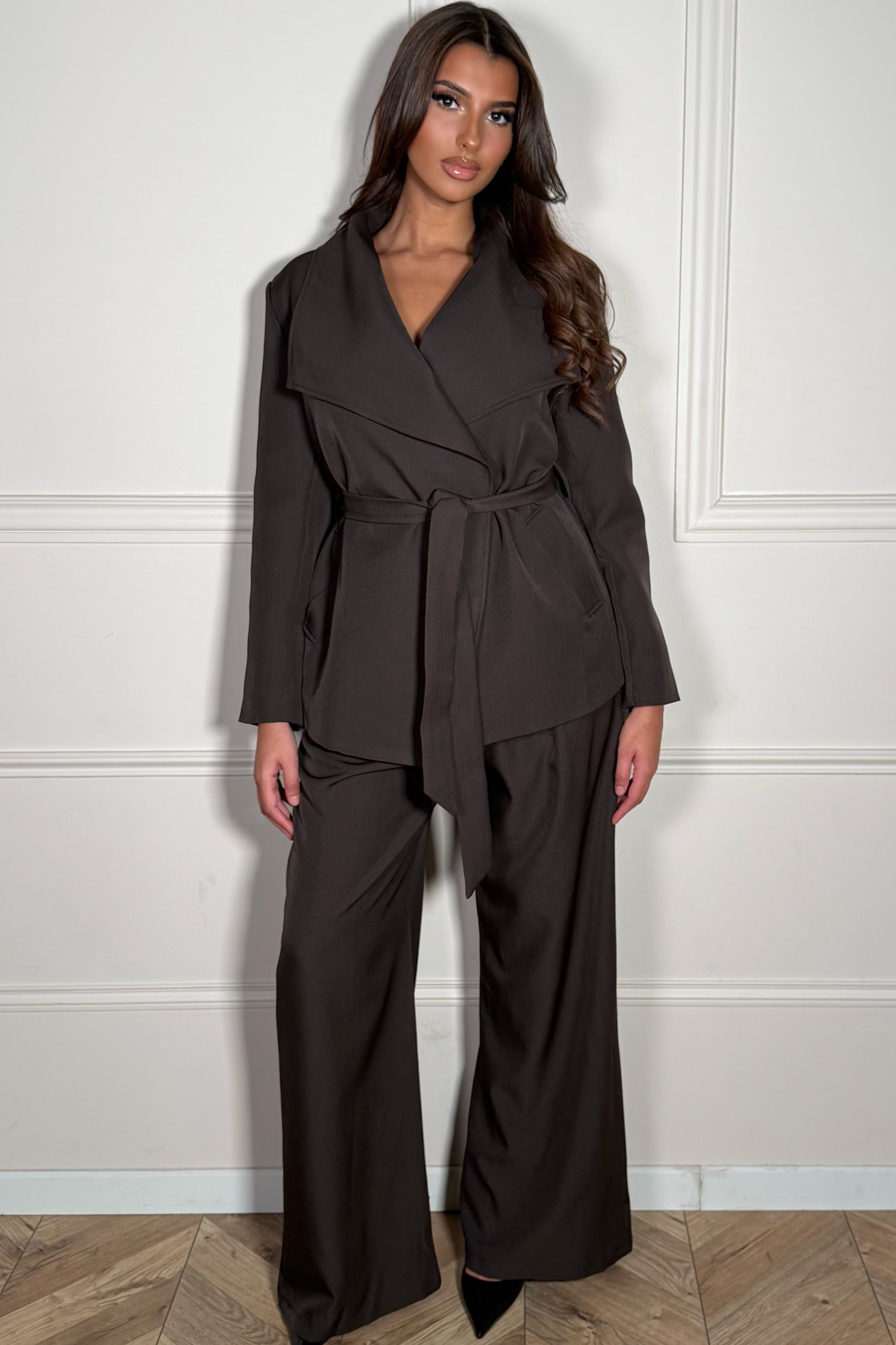 Vue complète ensemble tailleur moderne, pantalon ample fluide et blazer croisé élégant