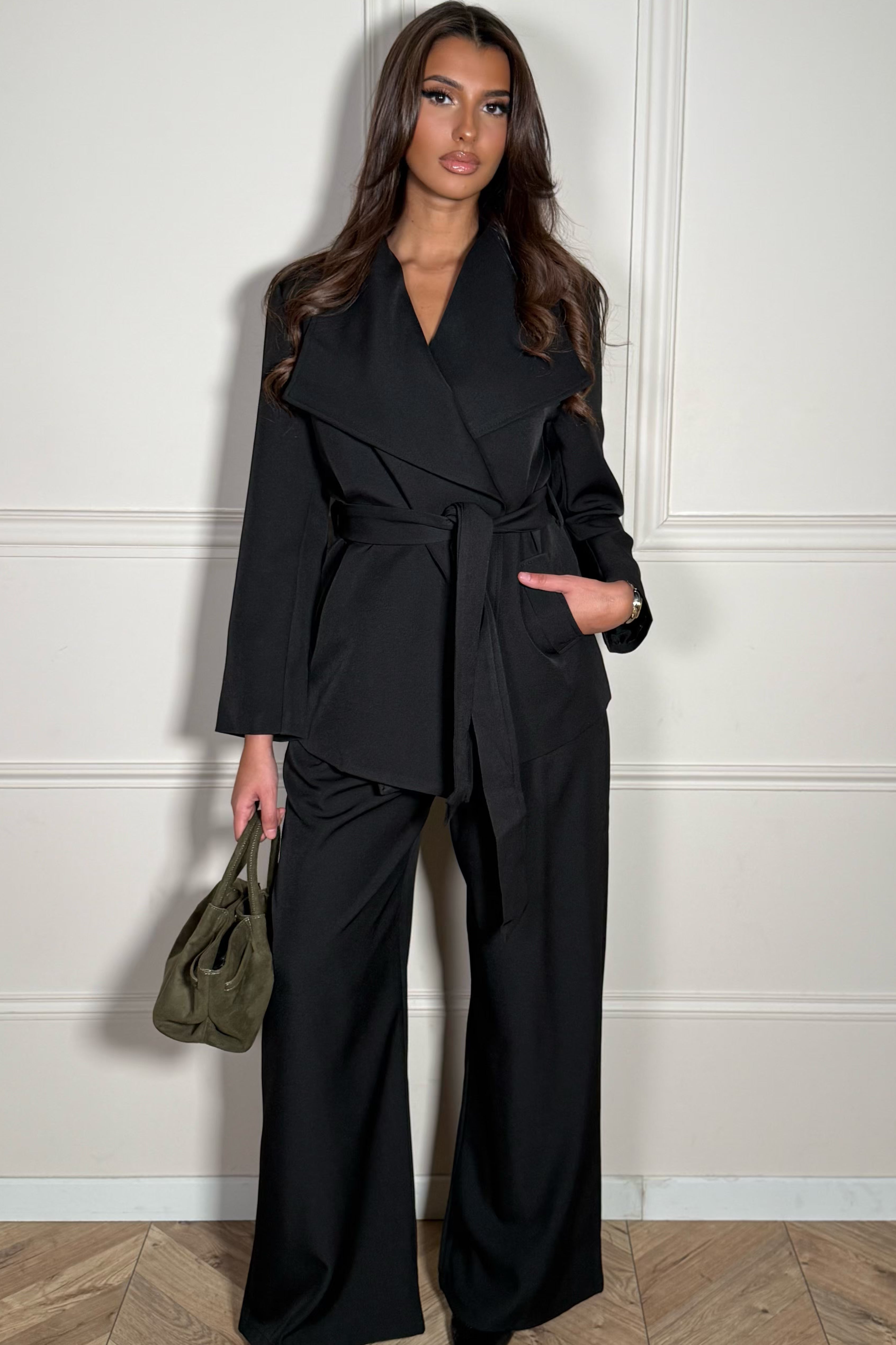 Ensemble blazer croisé et pantalon ample femme, tailleur moderne élégant, silhouette structurée et fluide