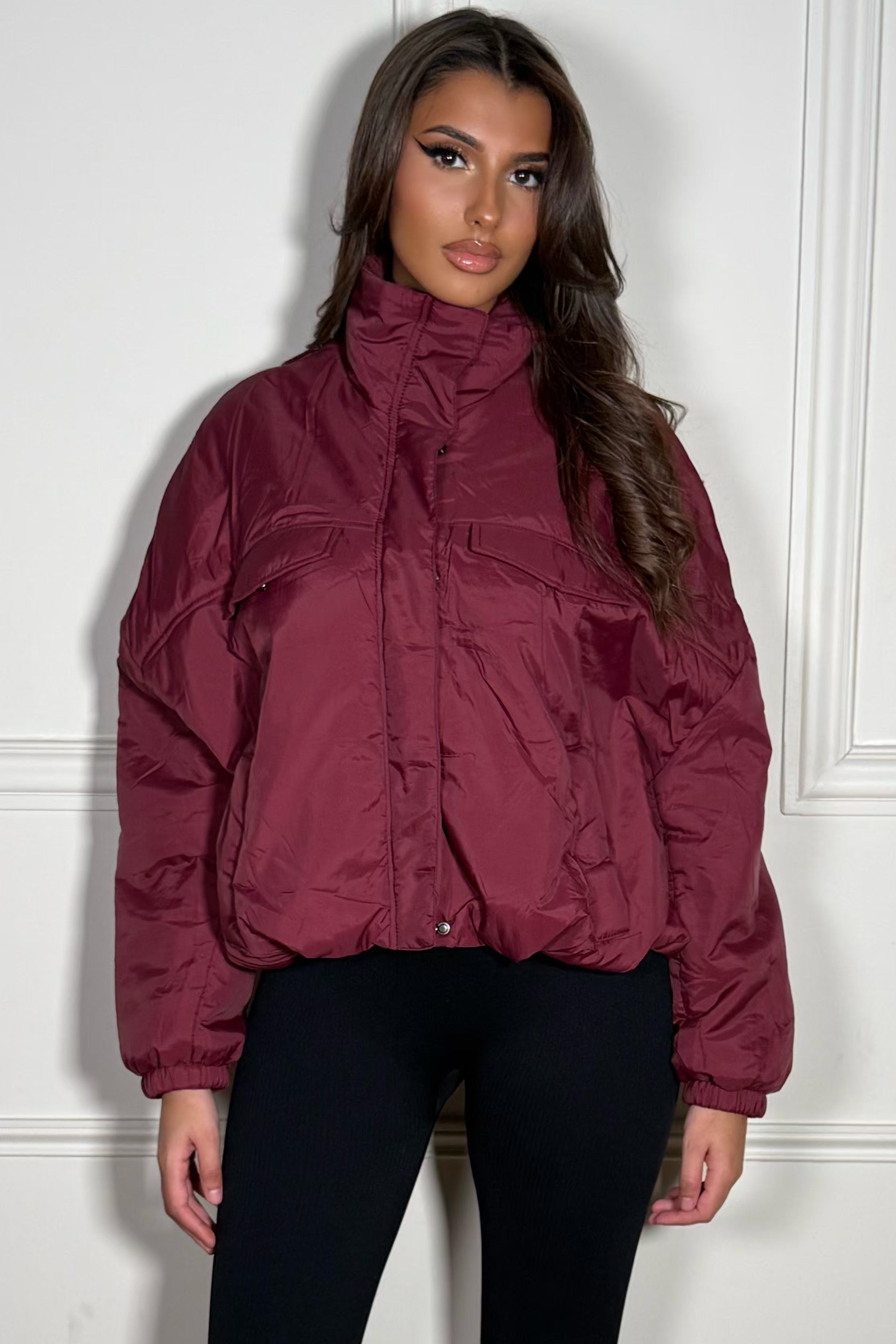 Vue complète blouson col montant, contraste volume-ajusté, silhouette féminine