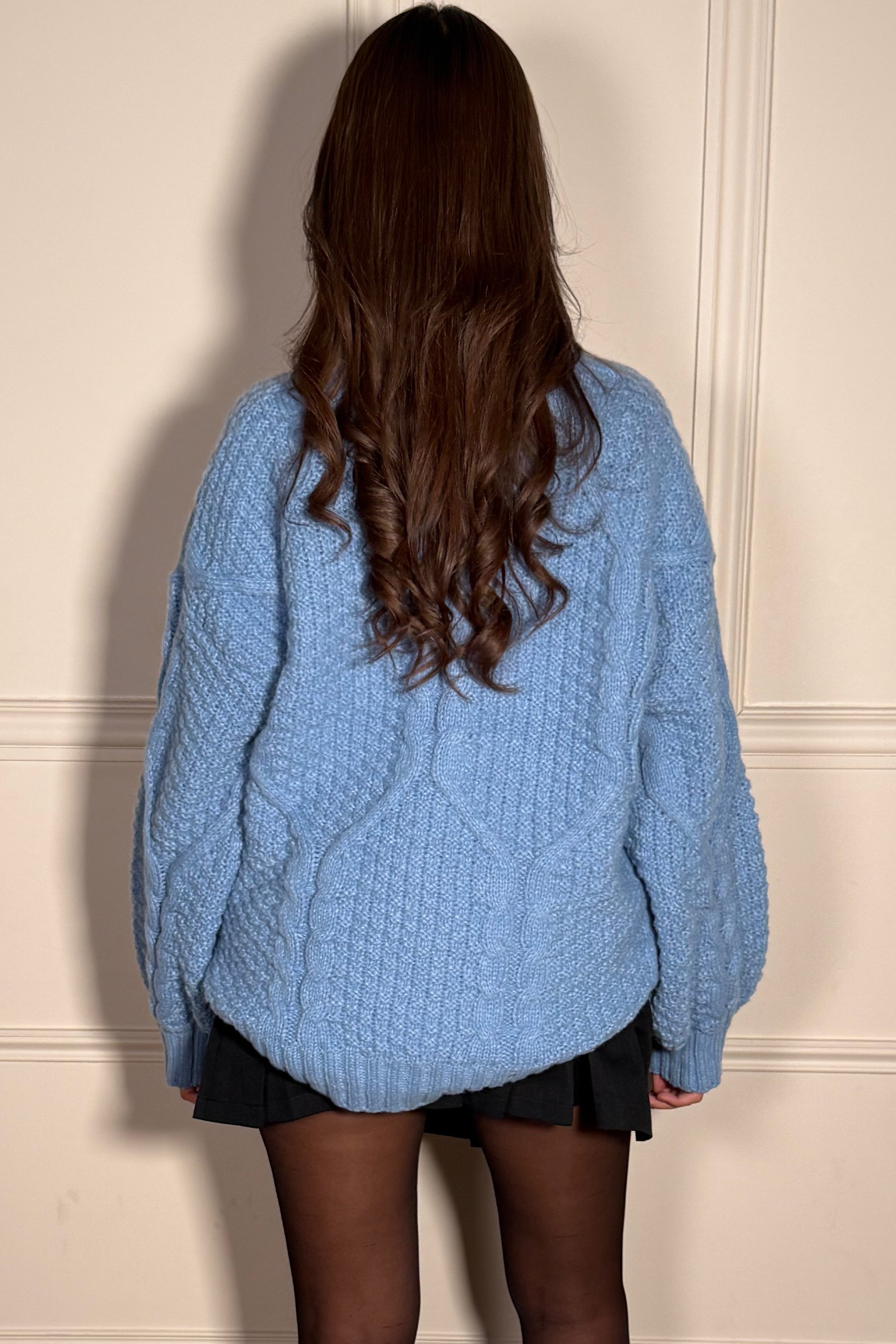 Vue complète pull oversize à torsades, silhouette généreuse et confortable