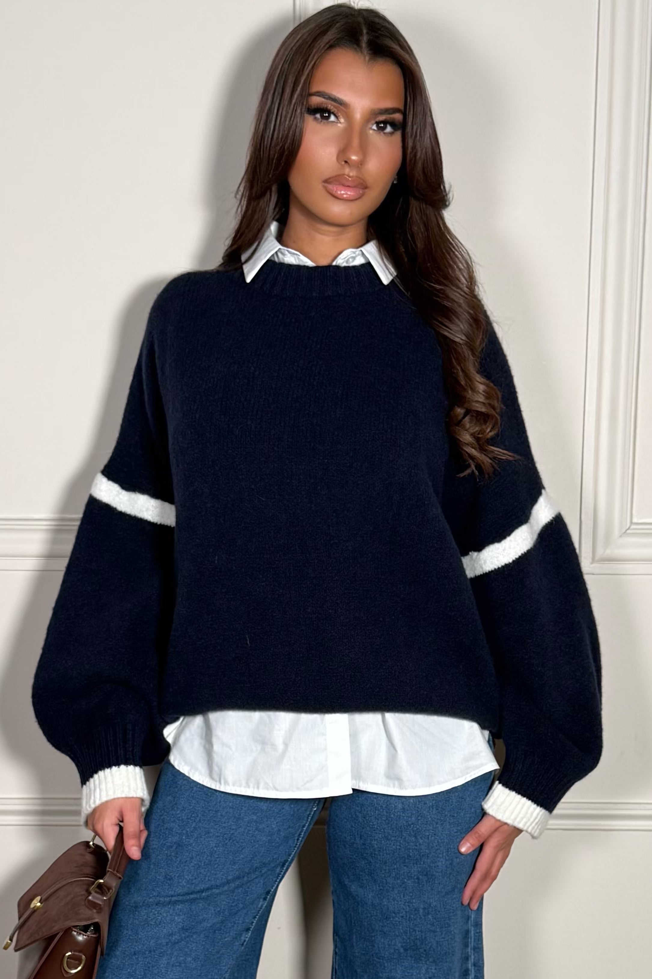 Pull maille liserés porté avec jean slim, look casual-chic équilibré