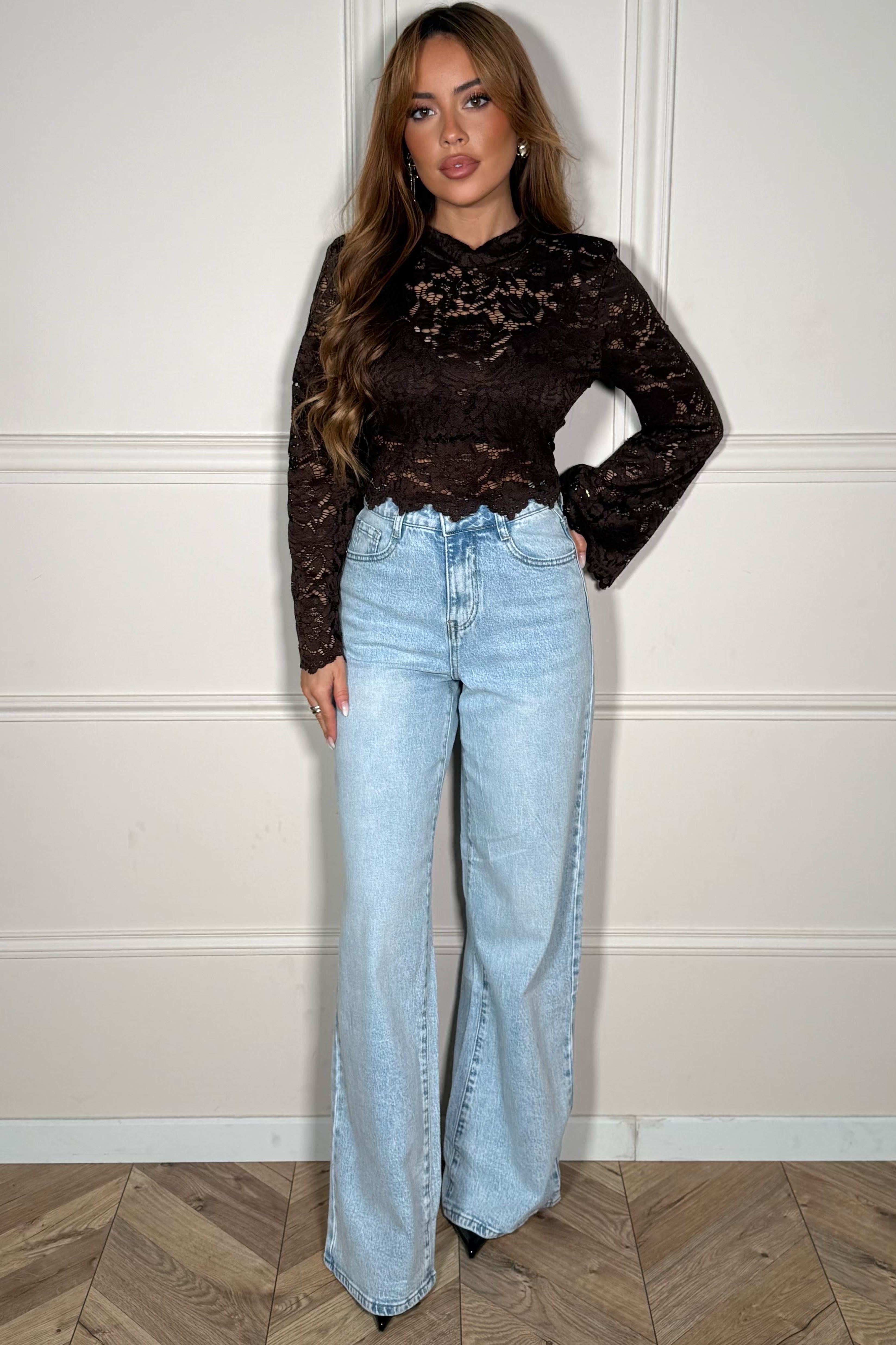 Top cropped en dentelle porté avec jean taille haute, look romantique et chic