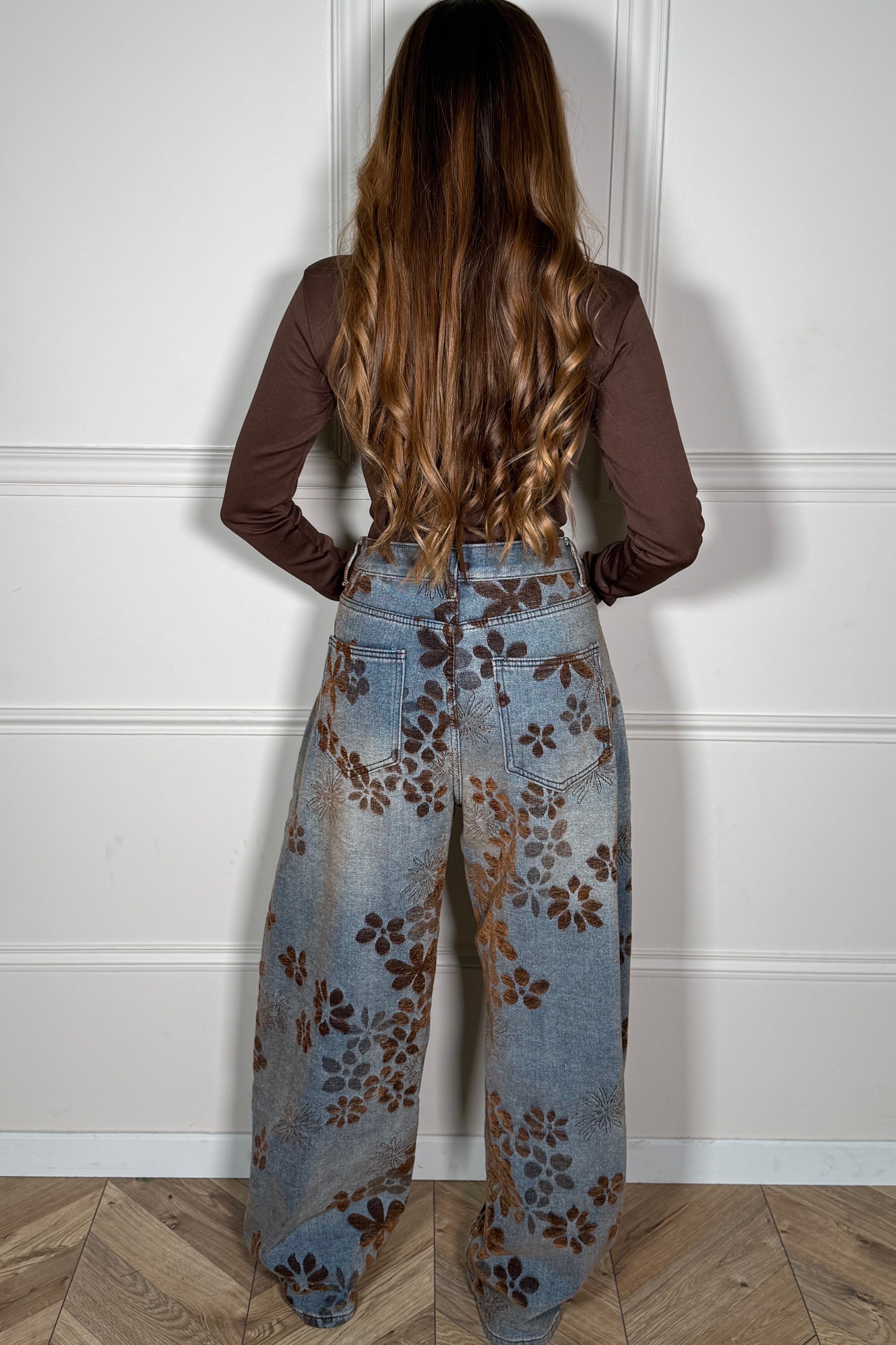 Vue arrière jean ballon brodé, coupe flatteuse et poches arrière classiques