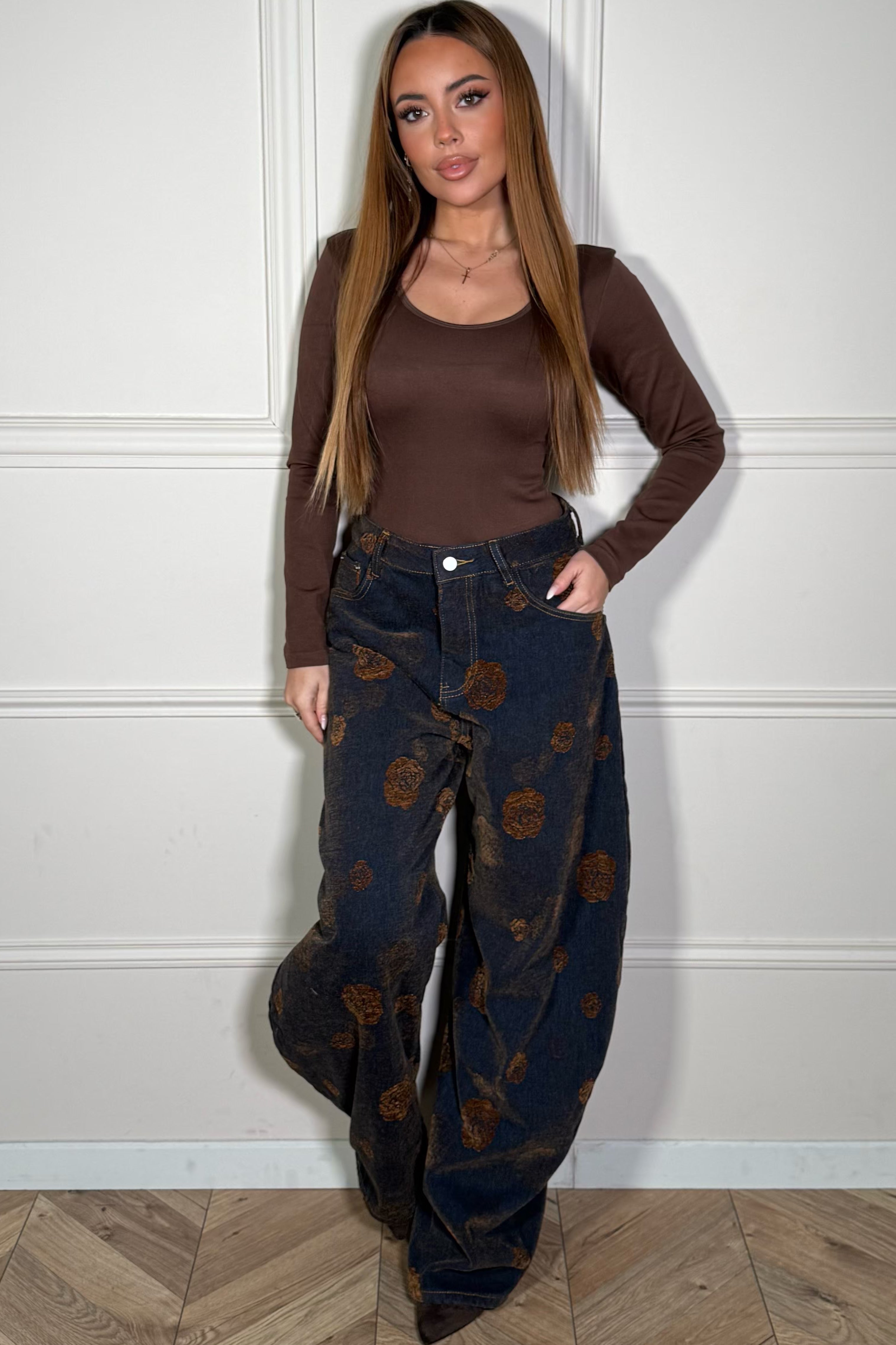 Jeans barrel broderie fleurs femme porté, vue de profil, coupe moderne