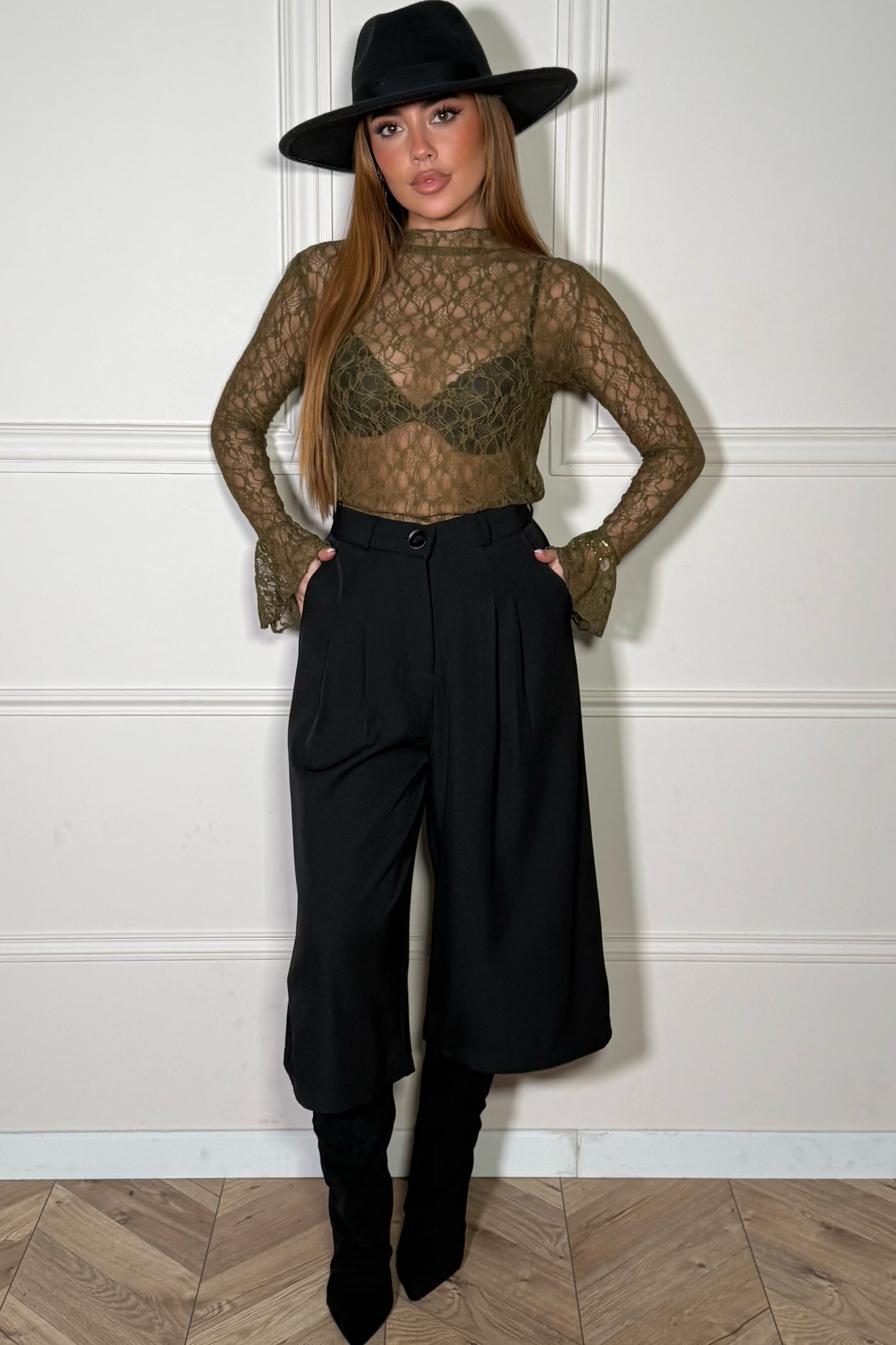 Pantacourt à pinces oversize femme, vue de face, coupe ample et structurée