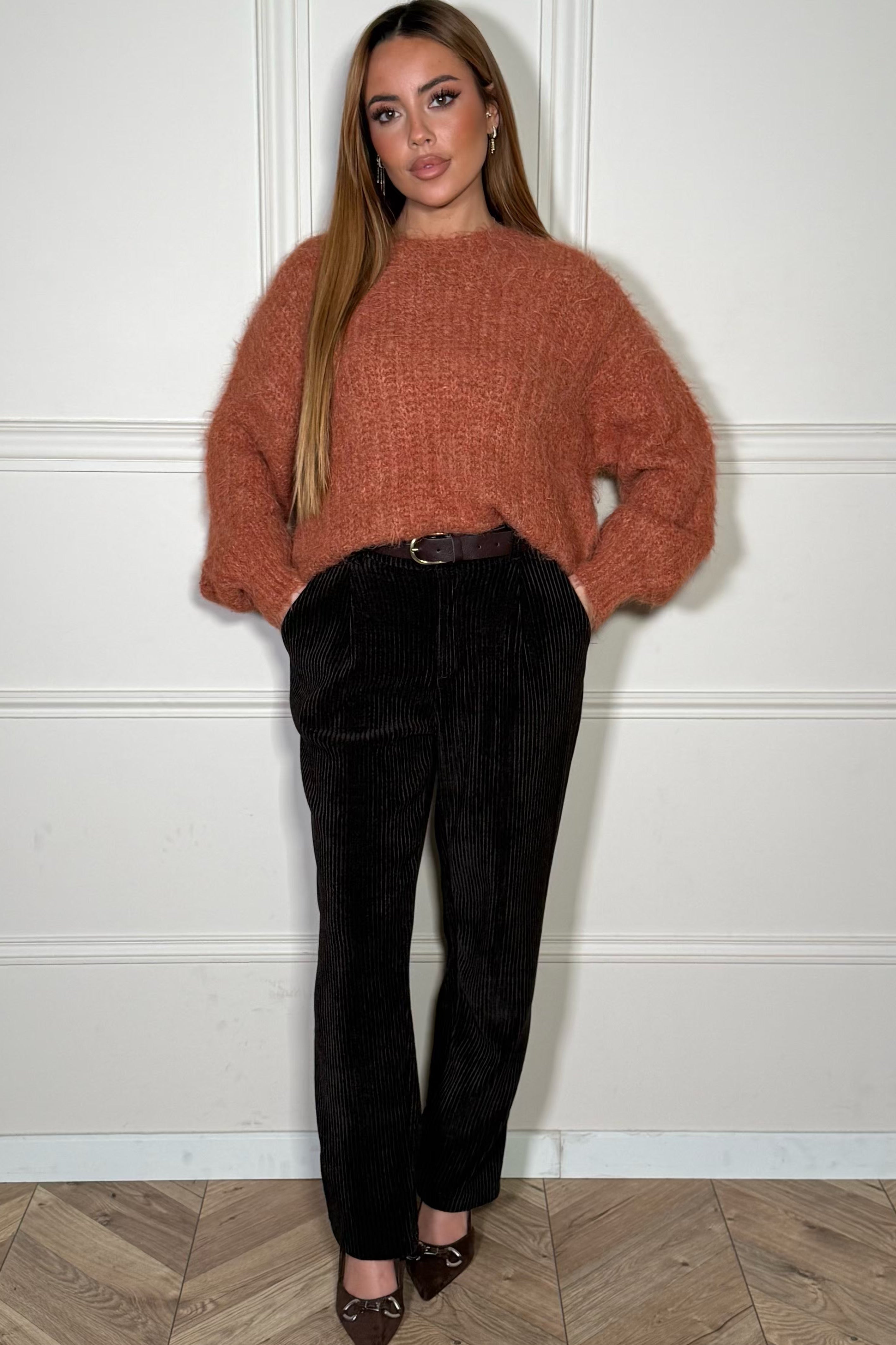 Pantalon velours côtelé femme avec ceinture assortie, vue de face, texture riche et structurée