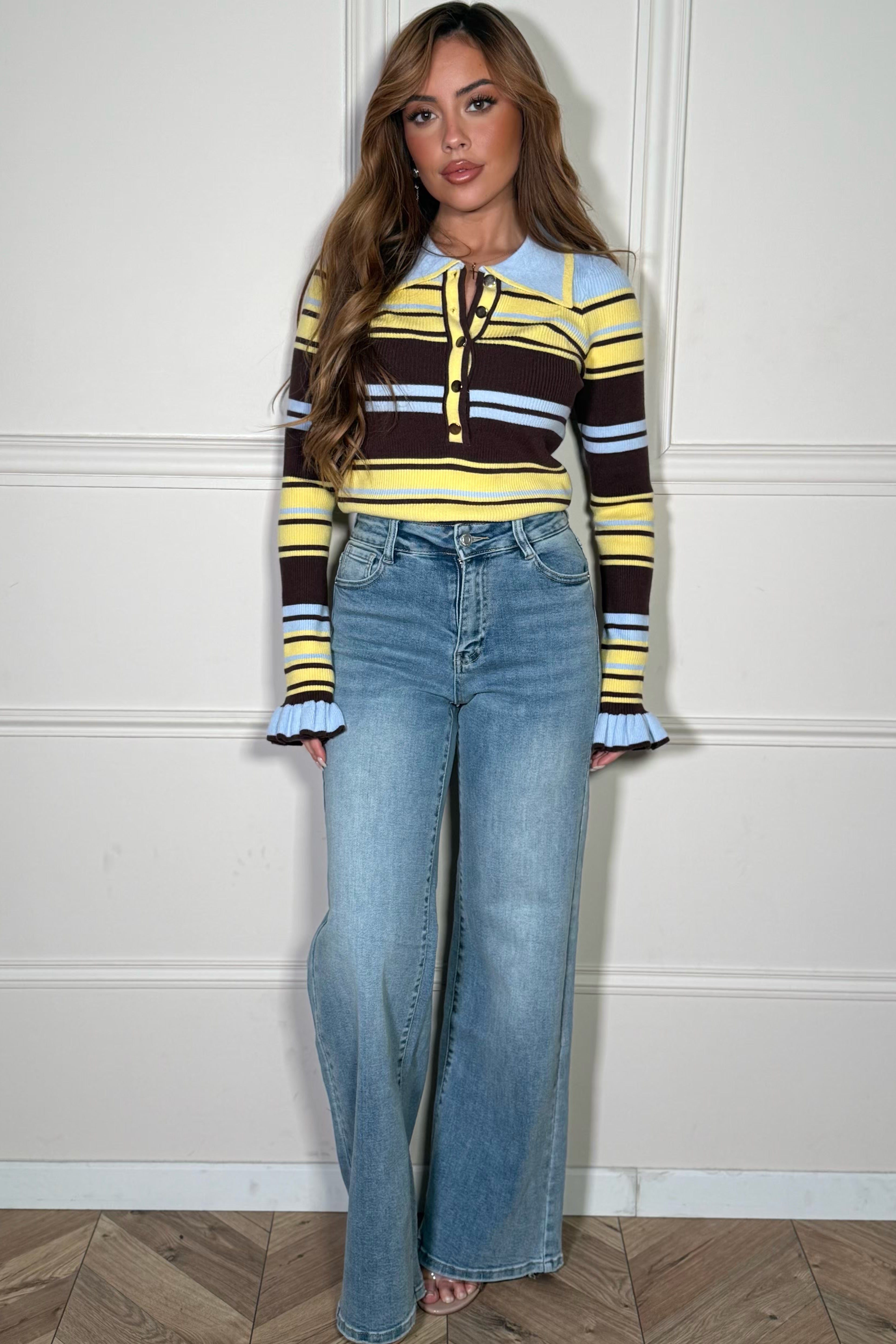 Vue complète du pull rayé femme avec col boutonné