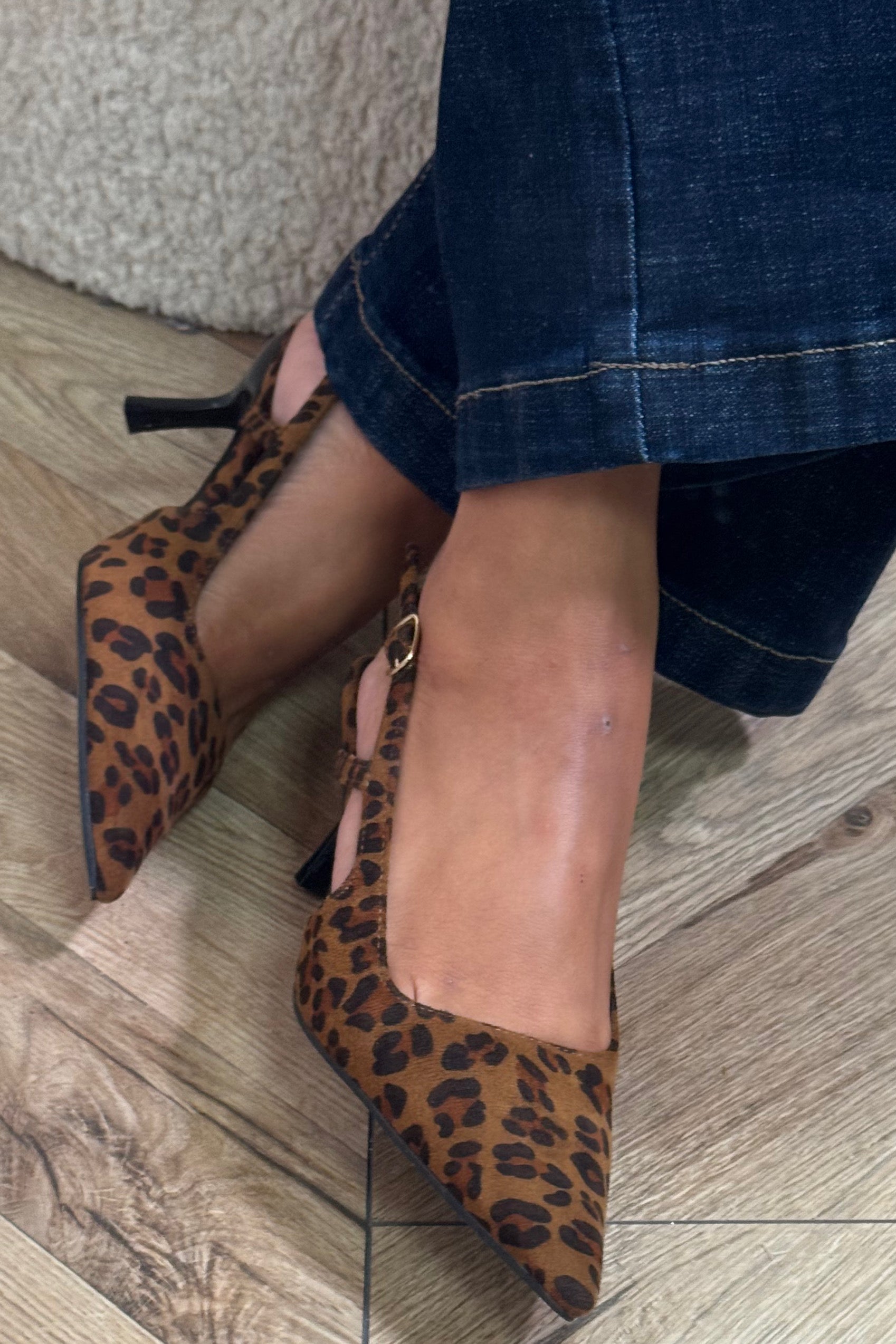 Escarpins femme suédine bout pointu - détail de la qualité et finitions premium BLOOSHOP

