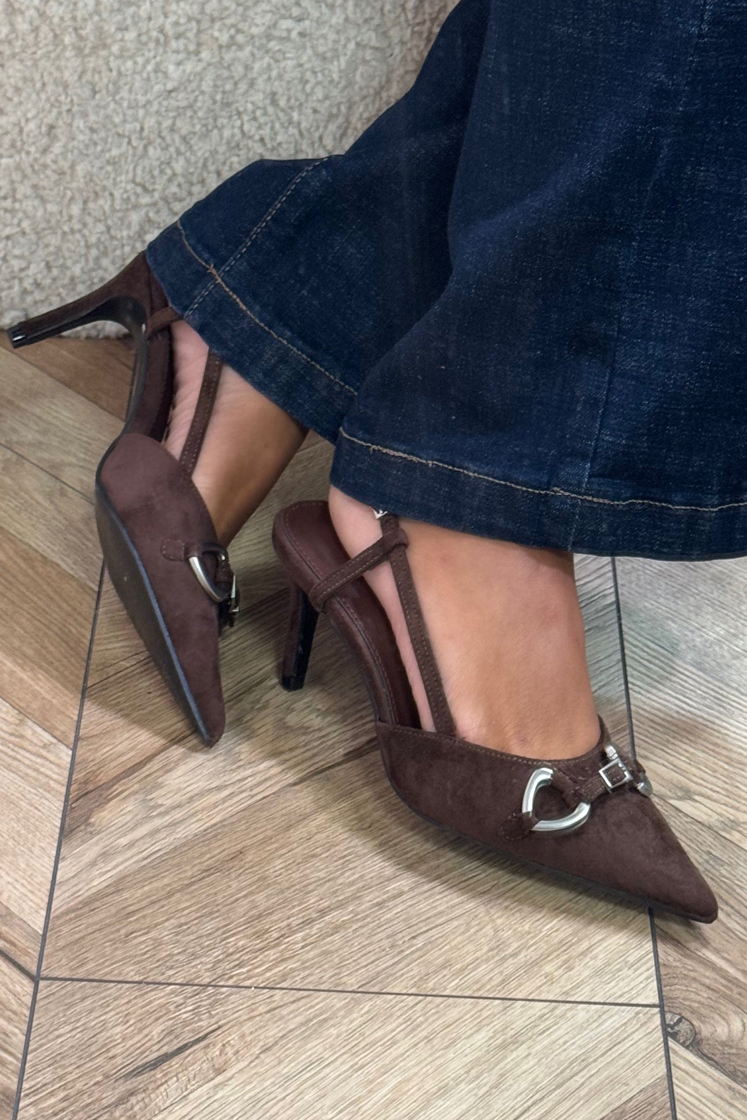 Escarpins femme suédine pointus avec boucles élégantes - vue principale BLOOSHOP
