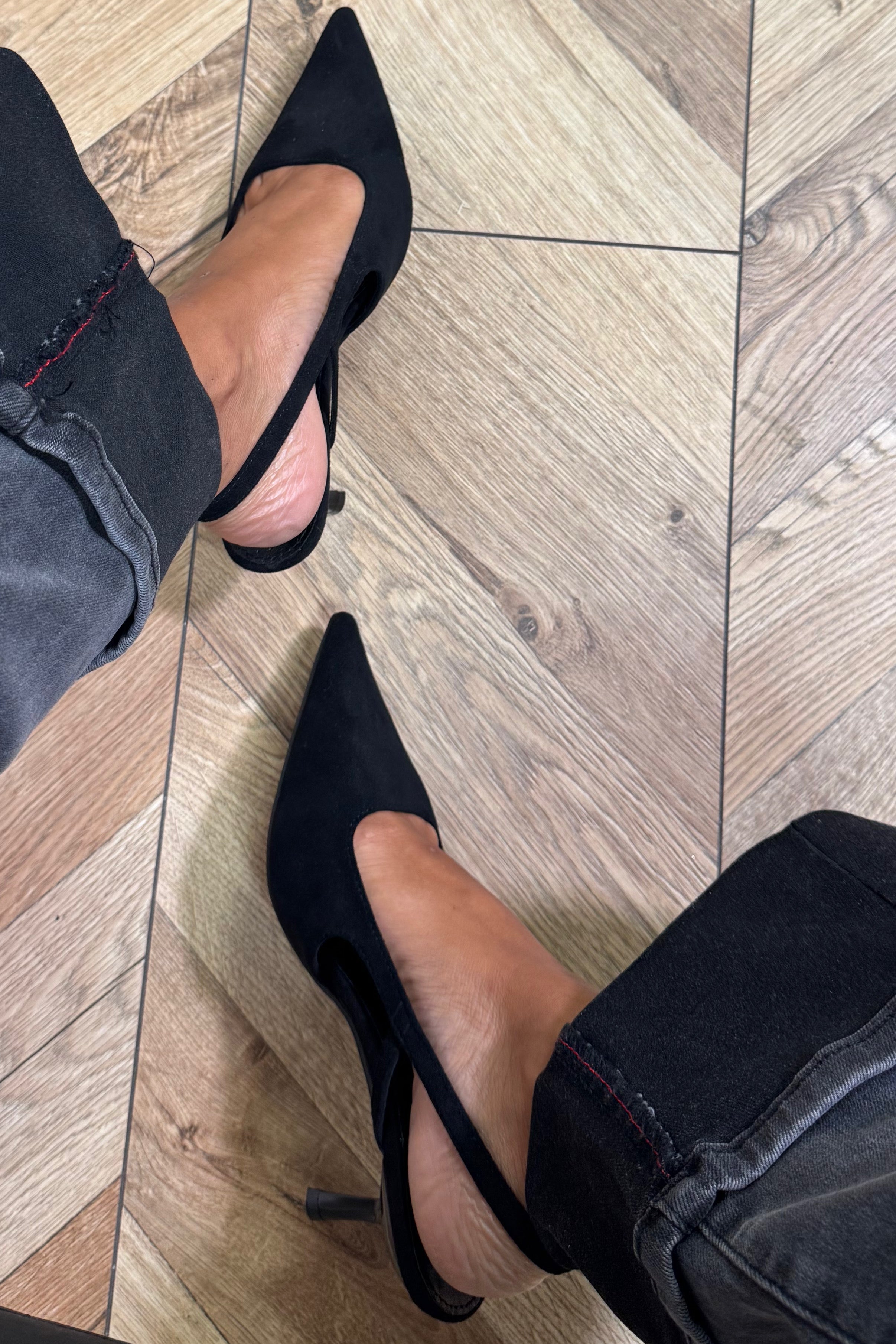 Escarpins suédine bout pointu portés - élégance et sophistication au quotidien BLOOSHOP
