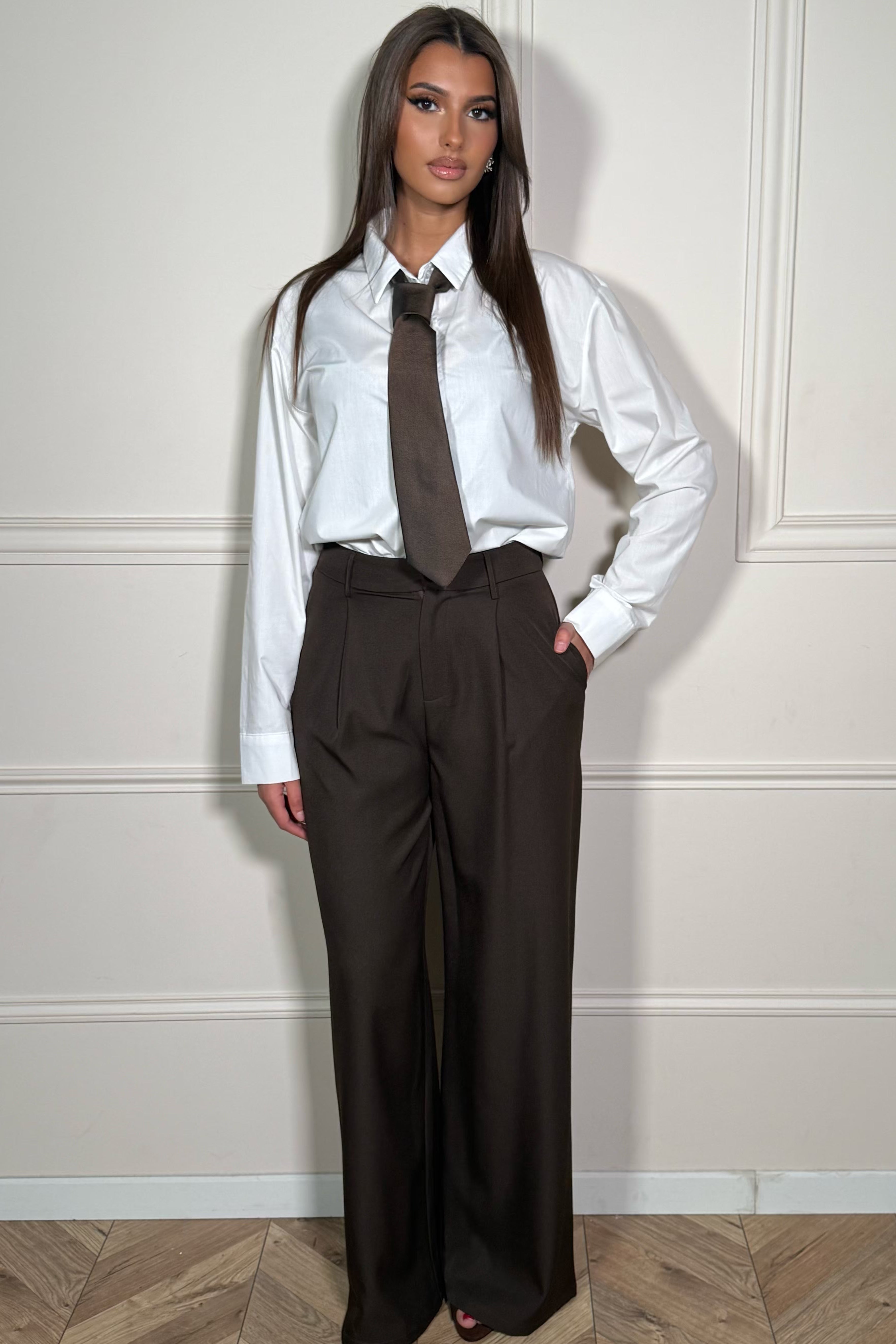 Pantalon femme à pinces marron - vue de face portée