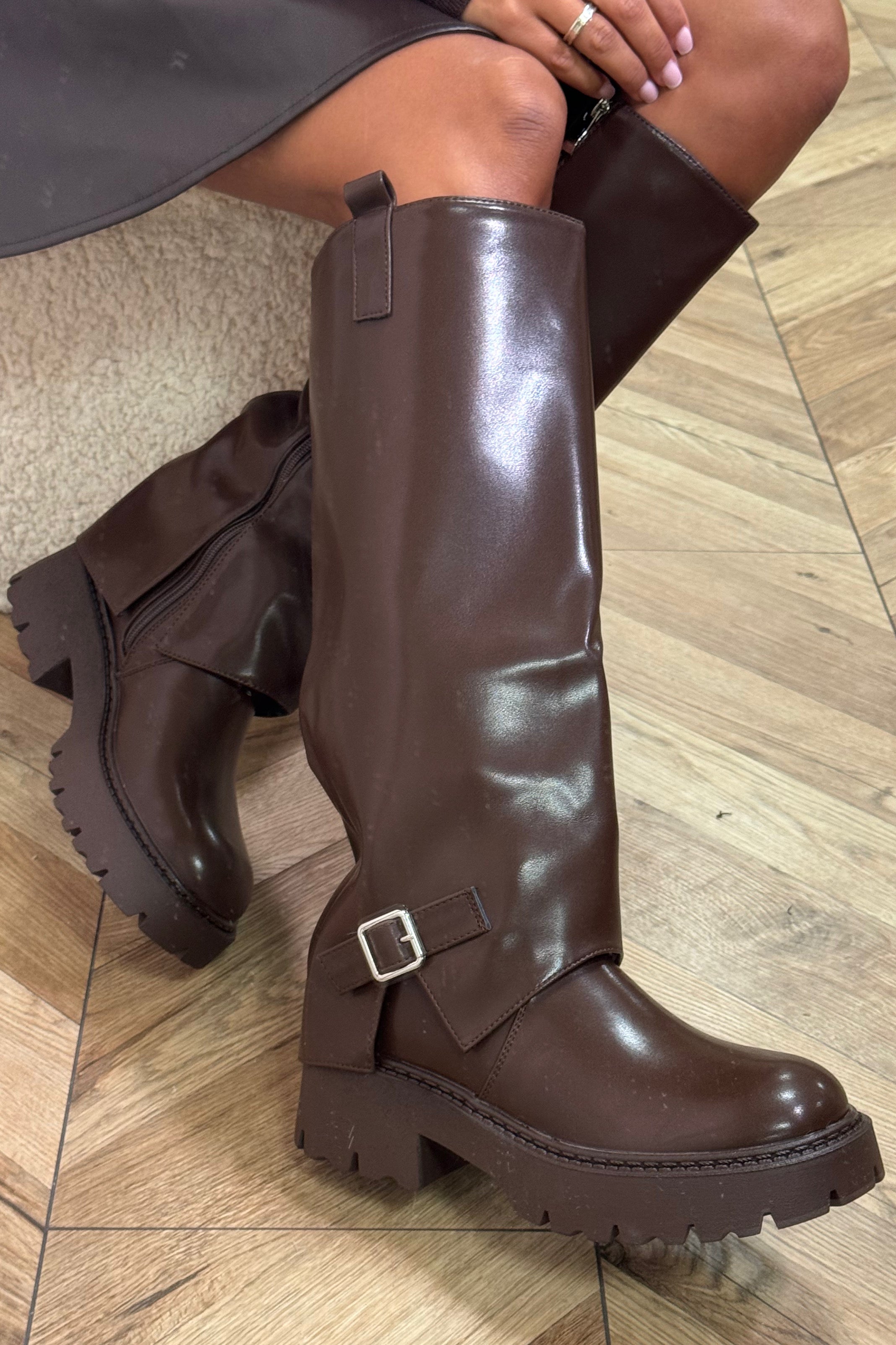 Vue profil bottes guêtre boucle BLOOSHOP - Silhouette élancée moderne