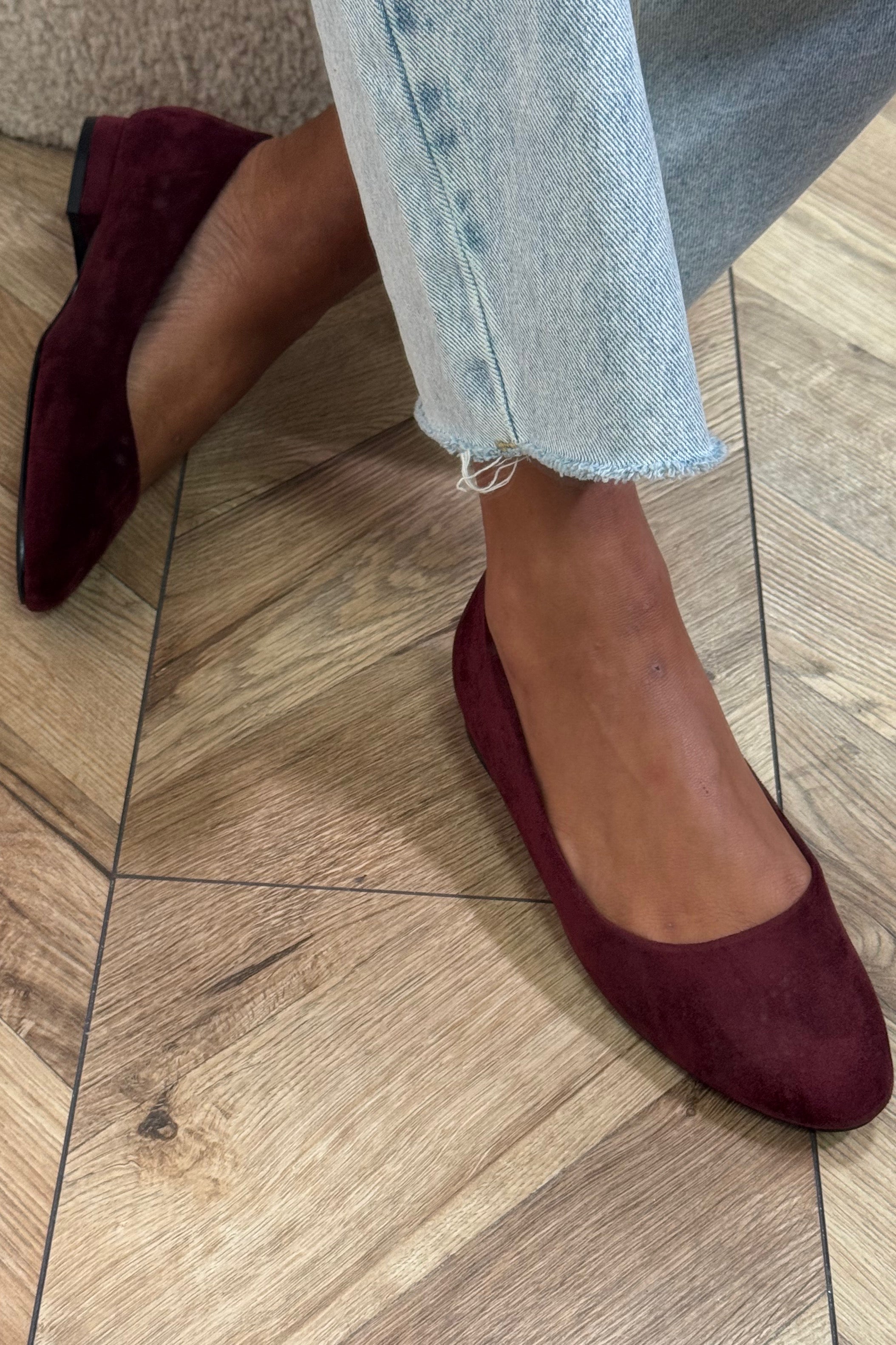 Femme portant ballerines suédine BLOOSHOP - Style féminin décontracté