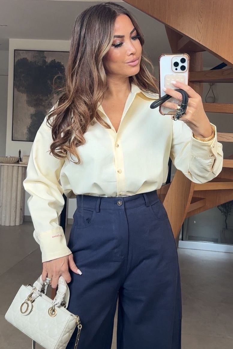 Chemise jaune romantique avec inscription je t'aime sur les manches - vue de face portée par mannequin