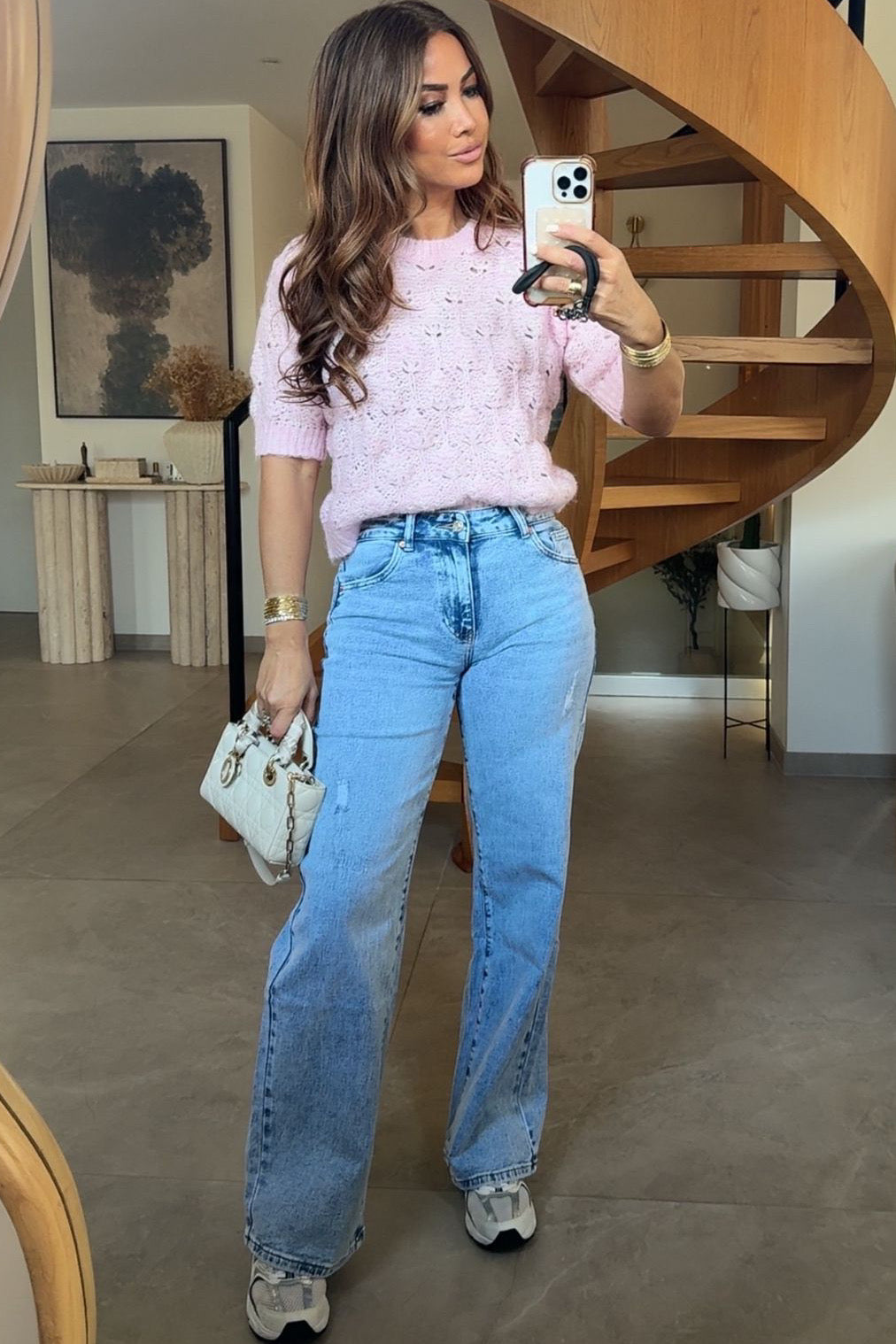 Jean femme délavé coupe large bleu - vue de face portée par mannequin