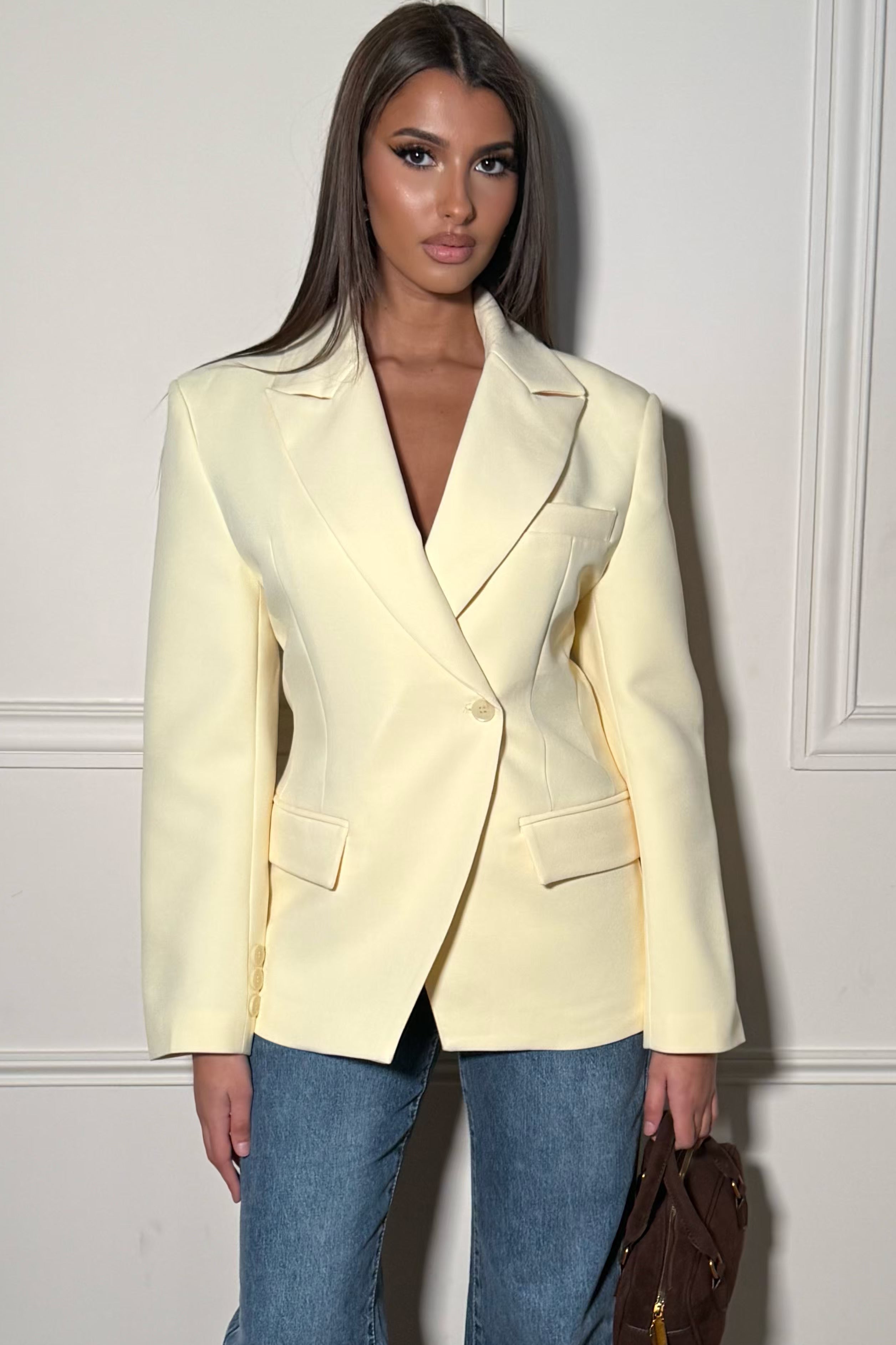 Blazer femme cintré croisé jaune à boutons porté par mannequin, vue complète