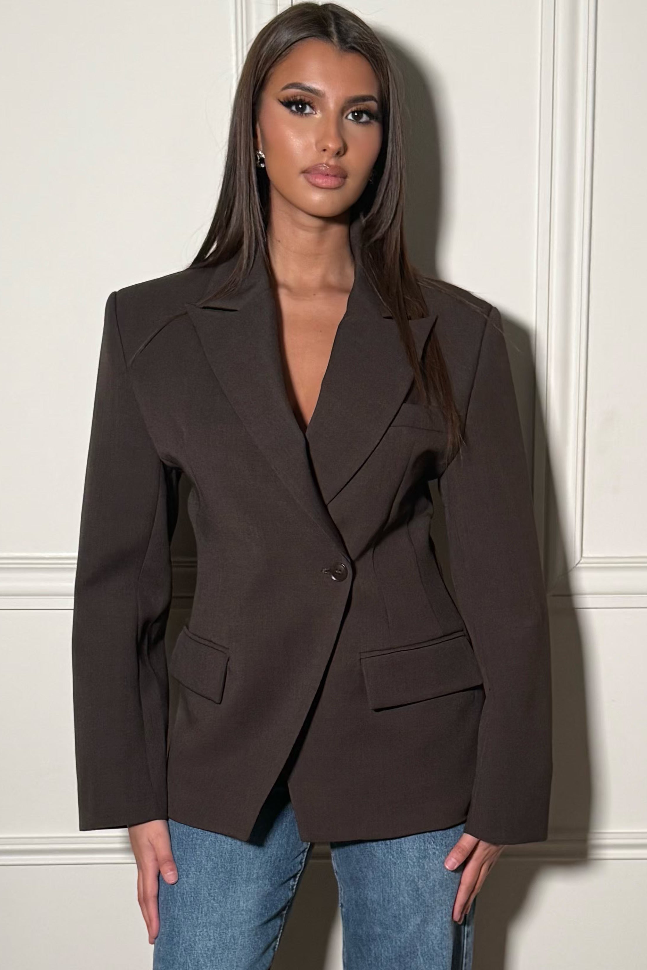 Blazer femme cintré croisé marron à boutons porté par mannequin, vue de face